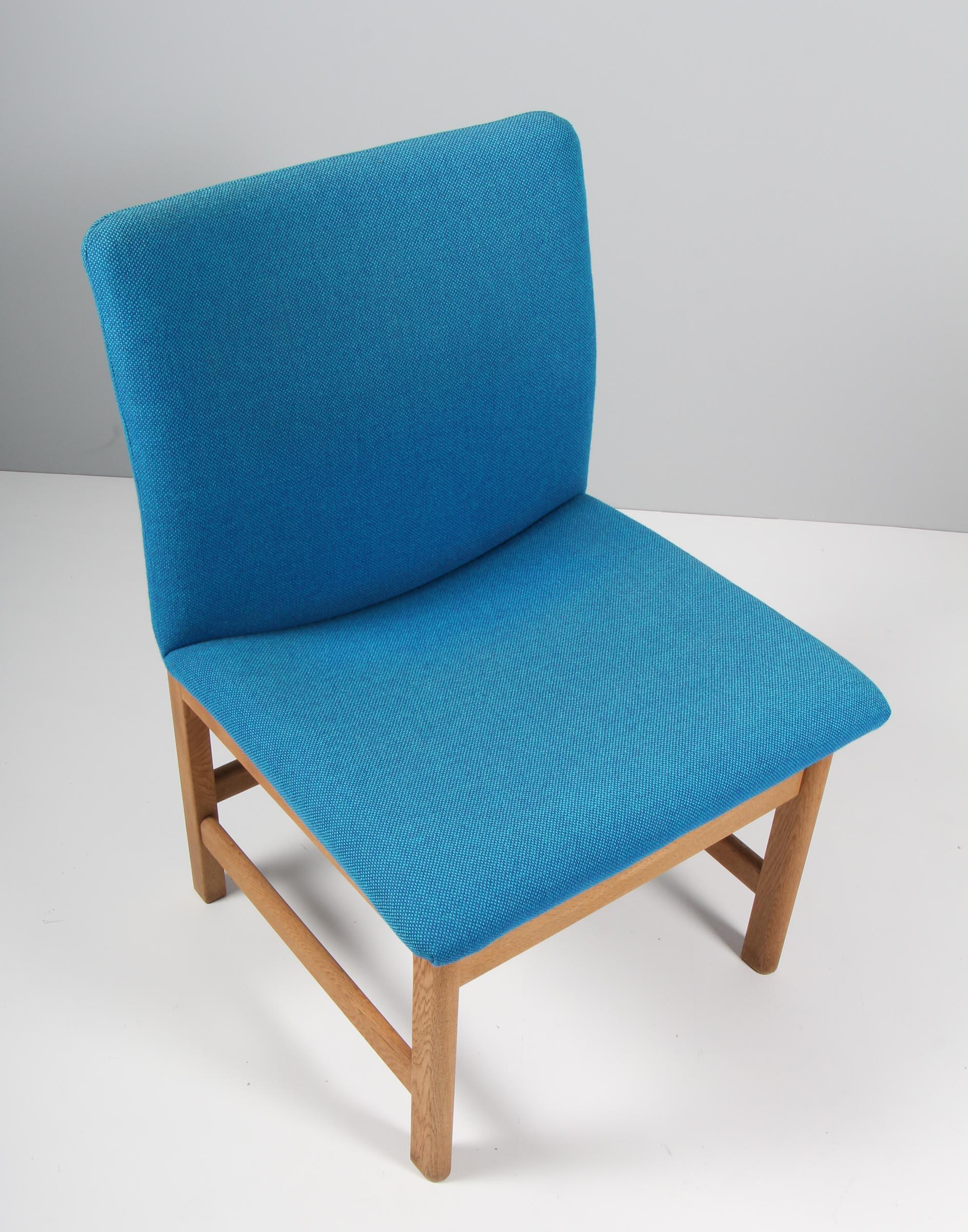 Børge Mogensen lounge chair upholstered with Kvadrat Hallingdal.

Frame of oak.

Model 3231 rarely seen, made by Fredericia furniture.