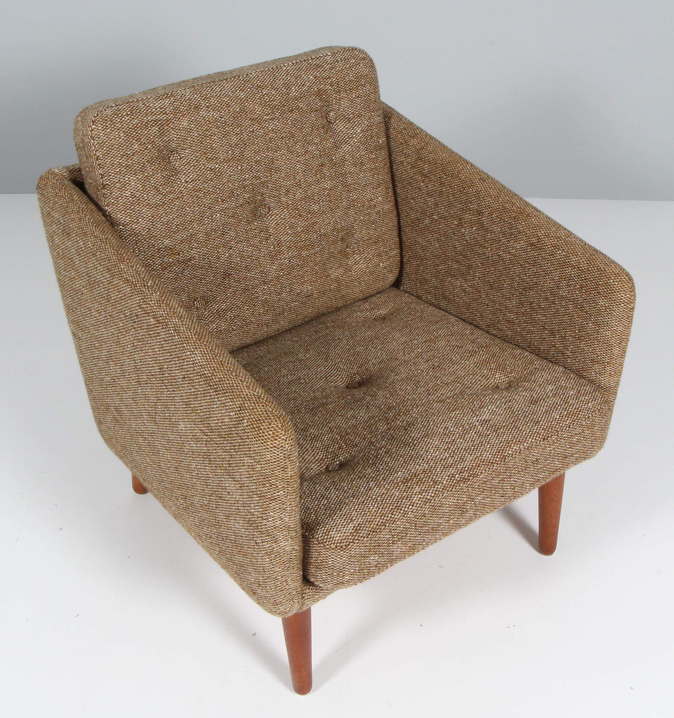 Børge Mogensen lounge chair, original upholstered with wool

Legs of oak.

Model 201, made by Fredericia Furniture.

This is the old model 201 which was the first sofa that Børge Mogensen designed. The model has been put in production again in