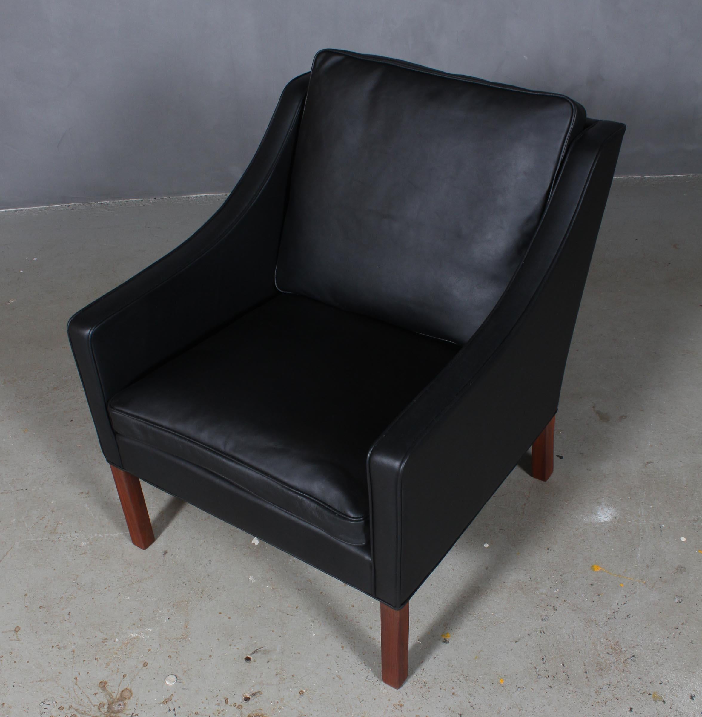 Chaise de salon Børge Mogensen nouvellement recouverte de cuir aniline noir élégant.

Pieds en teck.

Modèle 2207, fabriqué par les meubles Fredericia.
