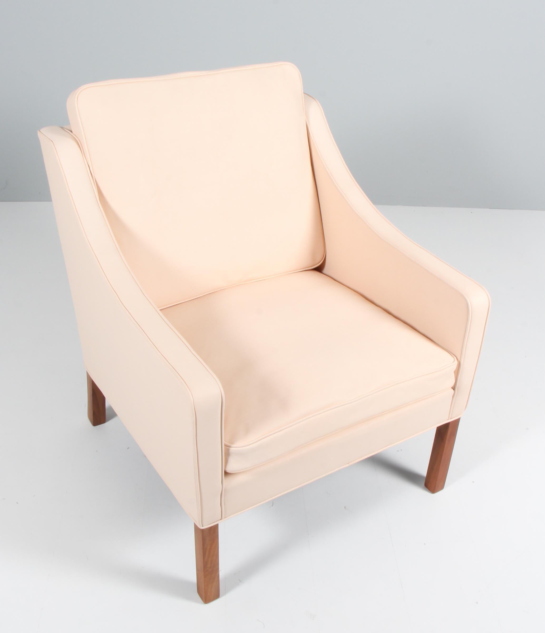 Chaise longue Børge Mogensen nouvellement recouverte de cuir nature aniline.

Pieds en teck.

Modèle 2207, fabriqué par Fredericia furniture.