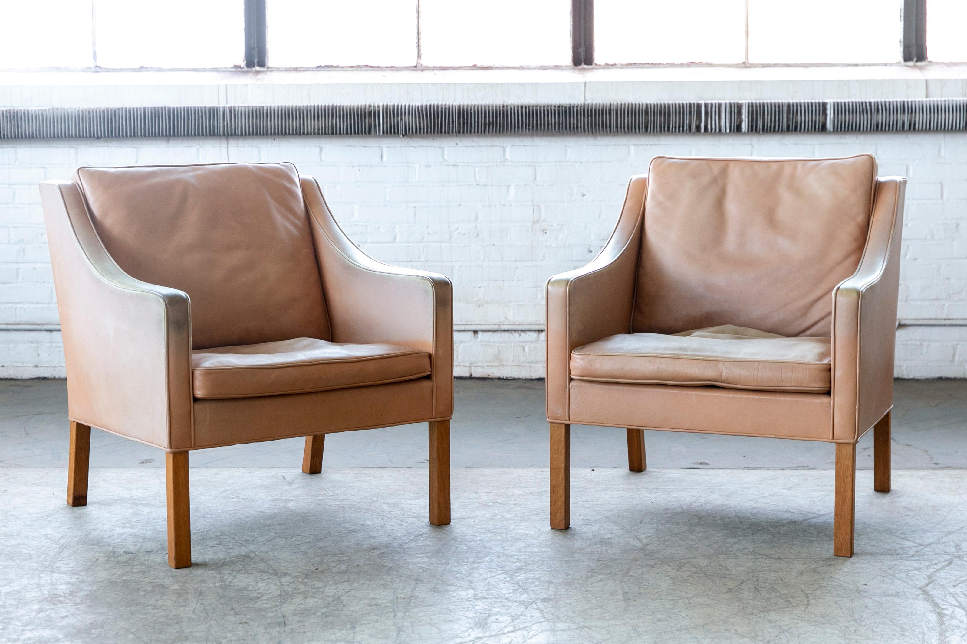 Stunning Børge Mogensen designed lounge chairs model 2207 for Fredericia. One of the most elegant Classic midcentury Danish lounge chairs ever made of a design that will just never go out of style. Supple beige aniline leather with down-filled