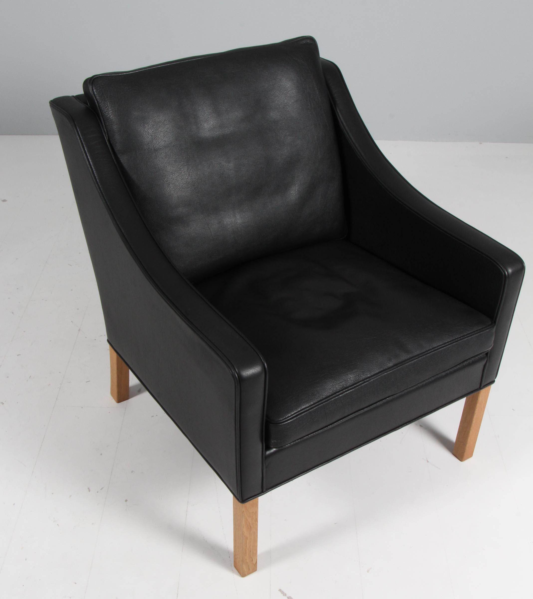 Børge Mogensen lounge chair original upholstered with black leather.

Legs of oak.

Model 2207, made by Fredericia furniture.