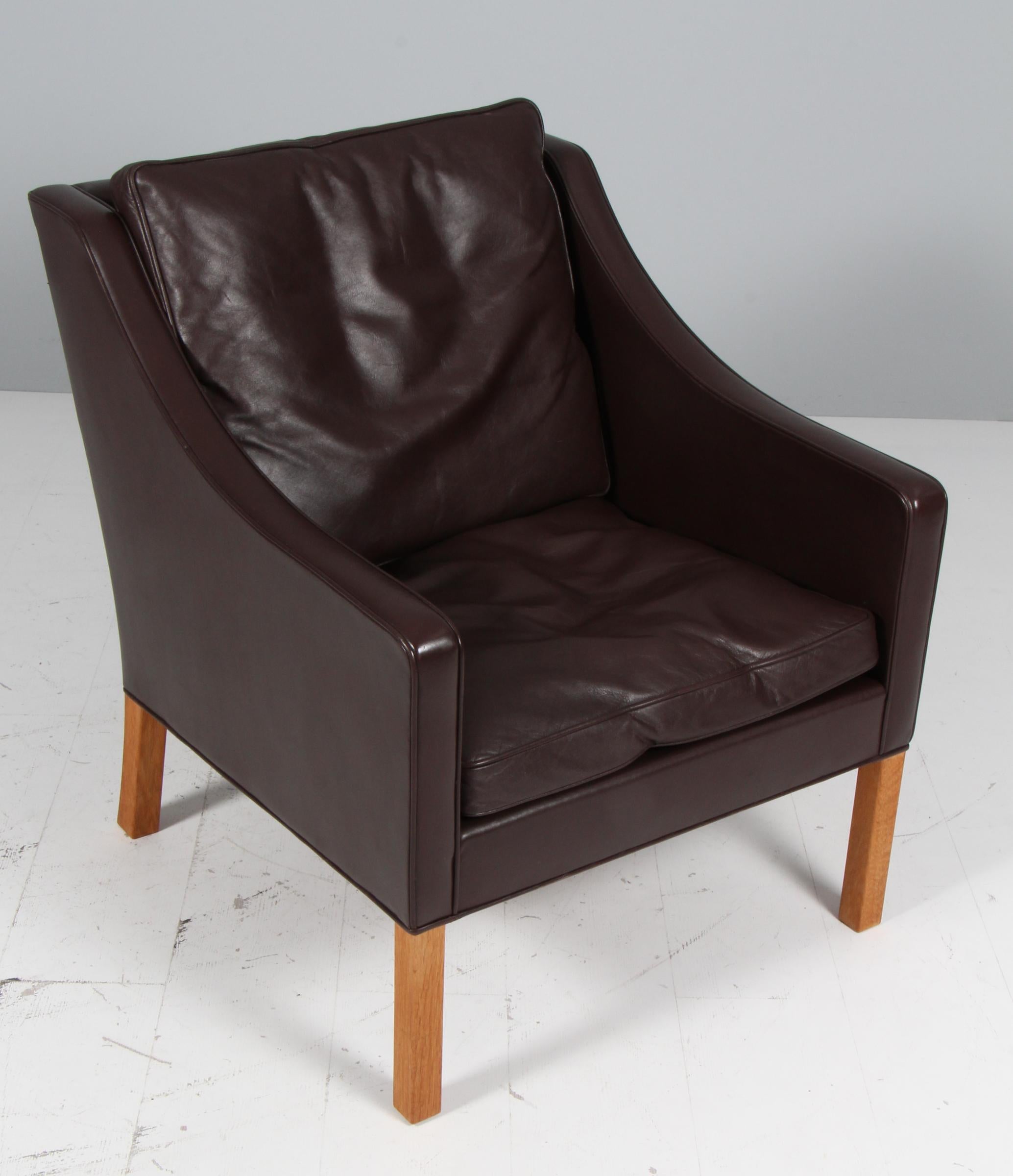 Sedia da salotto Børge Mogensen originale rivestita in pelle nera.

Gambe in mogano.

Modello 2207, prodotto da Fredericia.

Divano a tre posti abbinato disponibile