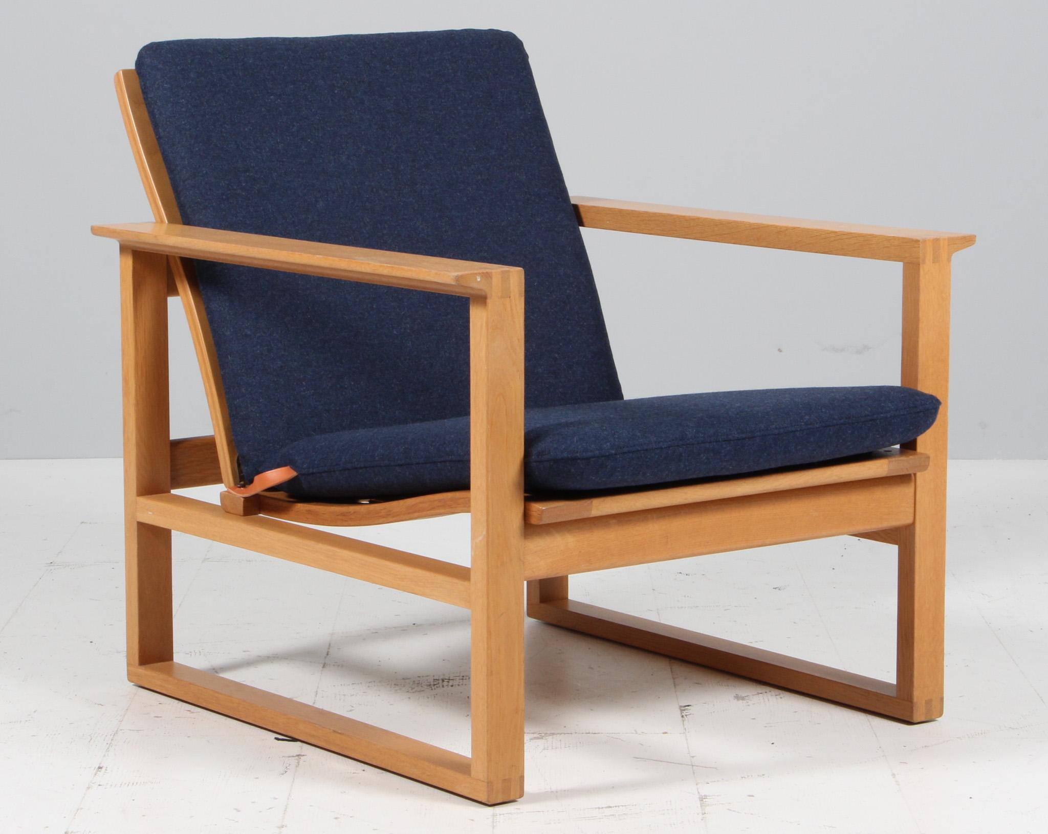 Chaise de salon Børge Mogensen neuve recouverte d'un tissu en laine bleue.

Cadre en chêne traité au savon.

Modèle 2256, fabriqué par Fredericia furniture.