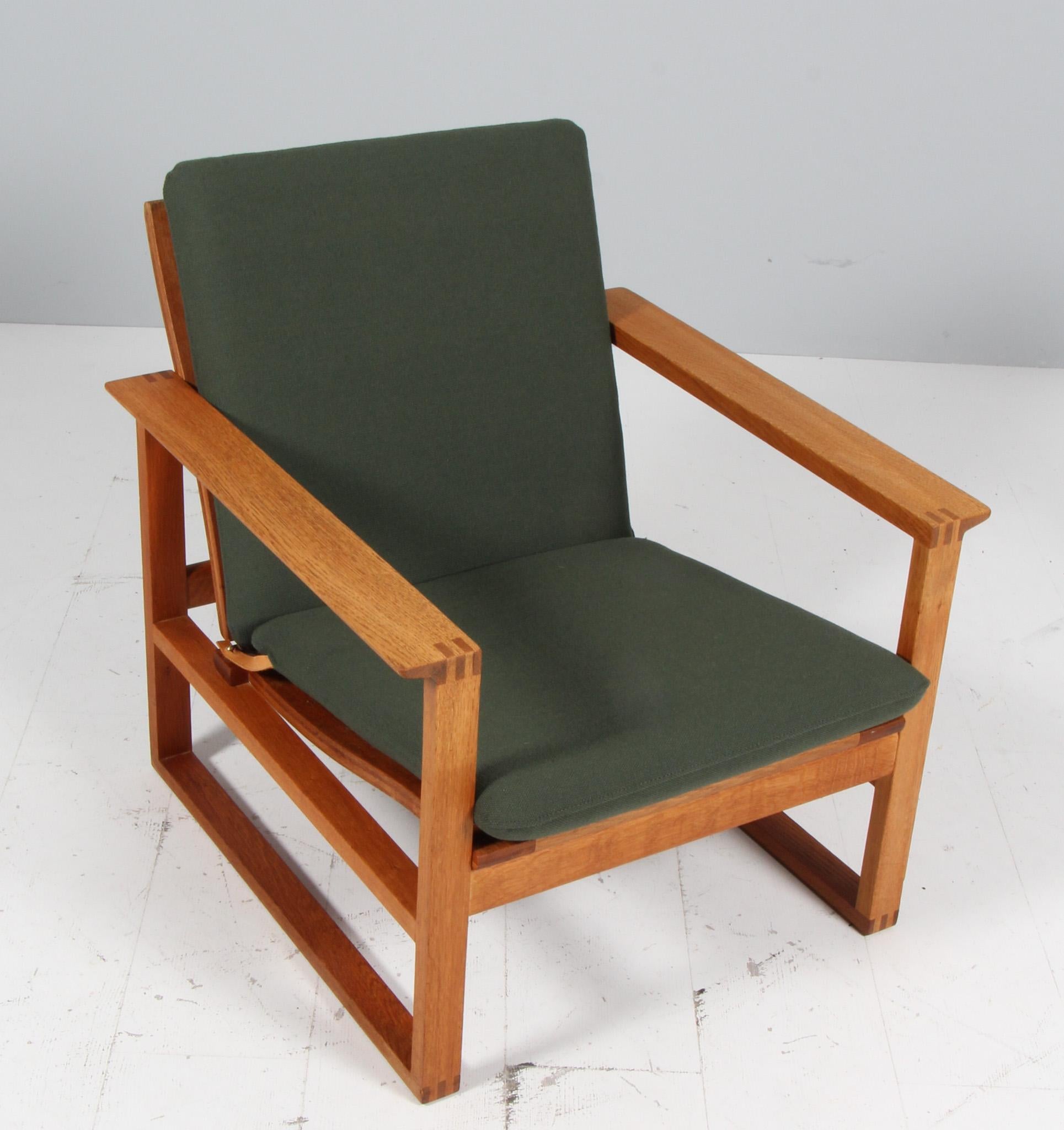 Chaise longue Børge Mogensen nouvellement recouverte de laine Hallingdal verte de Kvadrat.

Cadre en chêne traité à l'huile.

Modèle 2256, fabriqué par Fredericia furniture.