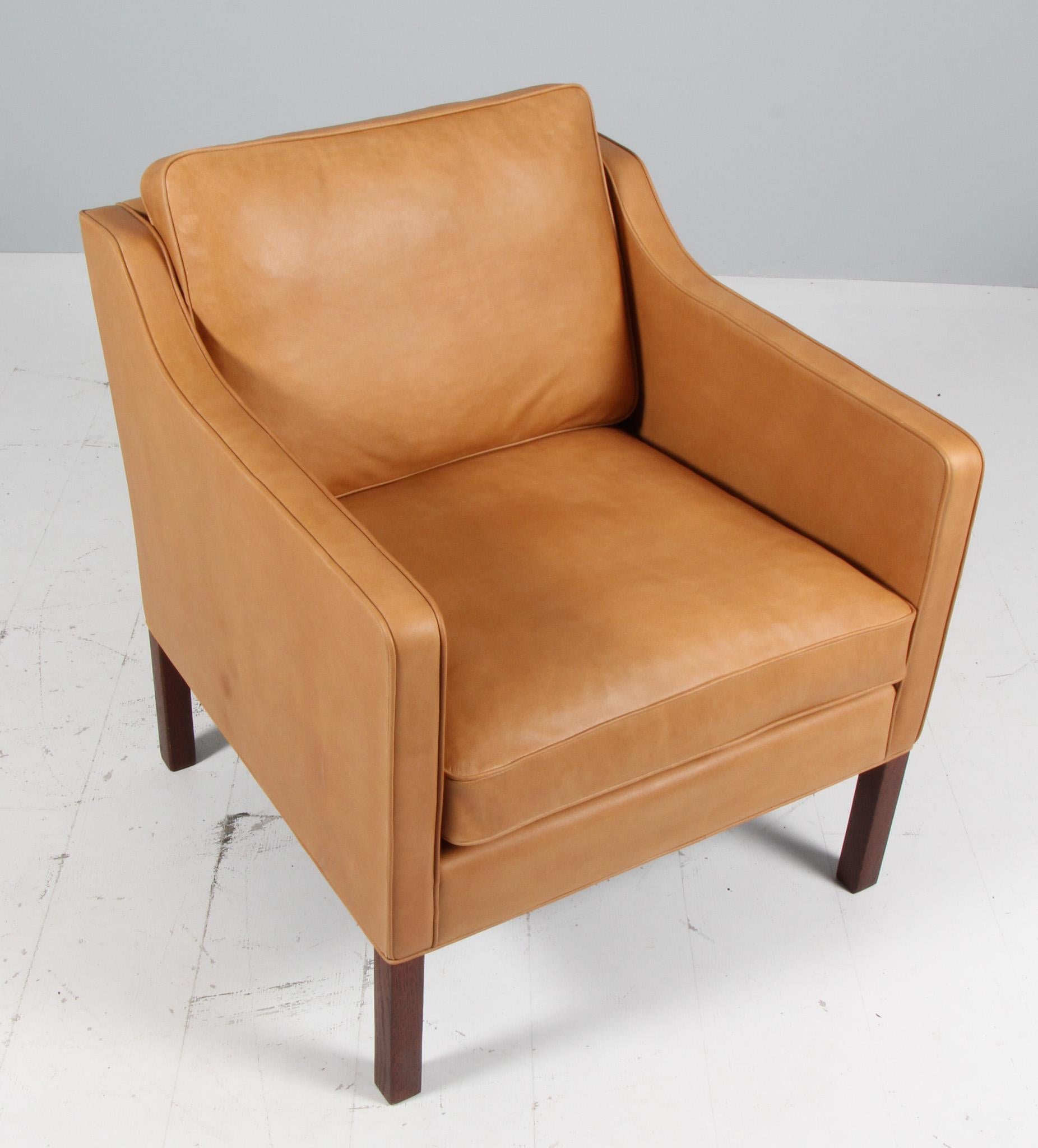 Chaise de salon Børge Mogensen neuve, recouverte de cuir pleine fleur à l'aniline cognac vintage.

Pieds en chêne teinté.

Modèle 2321, fabriqué par Fredericia Furniture.