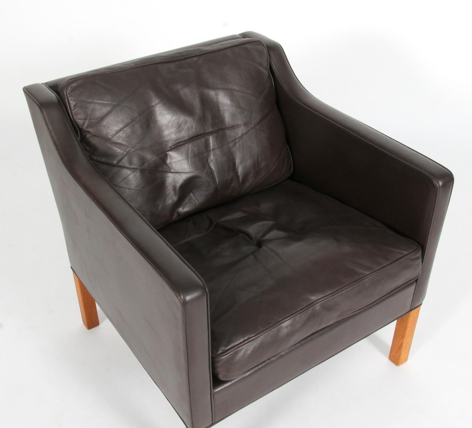 Børge Mogensen lounge with dark brown original leather upholstery.

Legs of oak.

Model 2421, made by Fredericia Furniture.