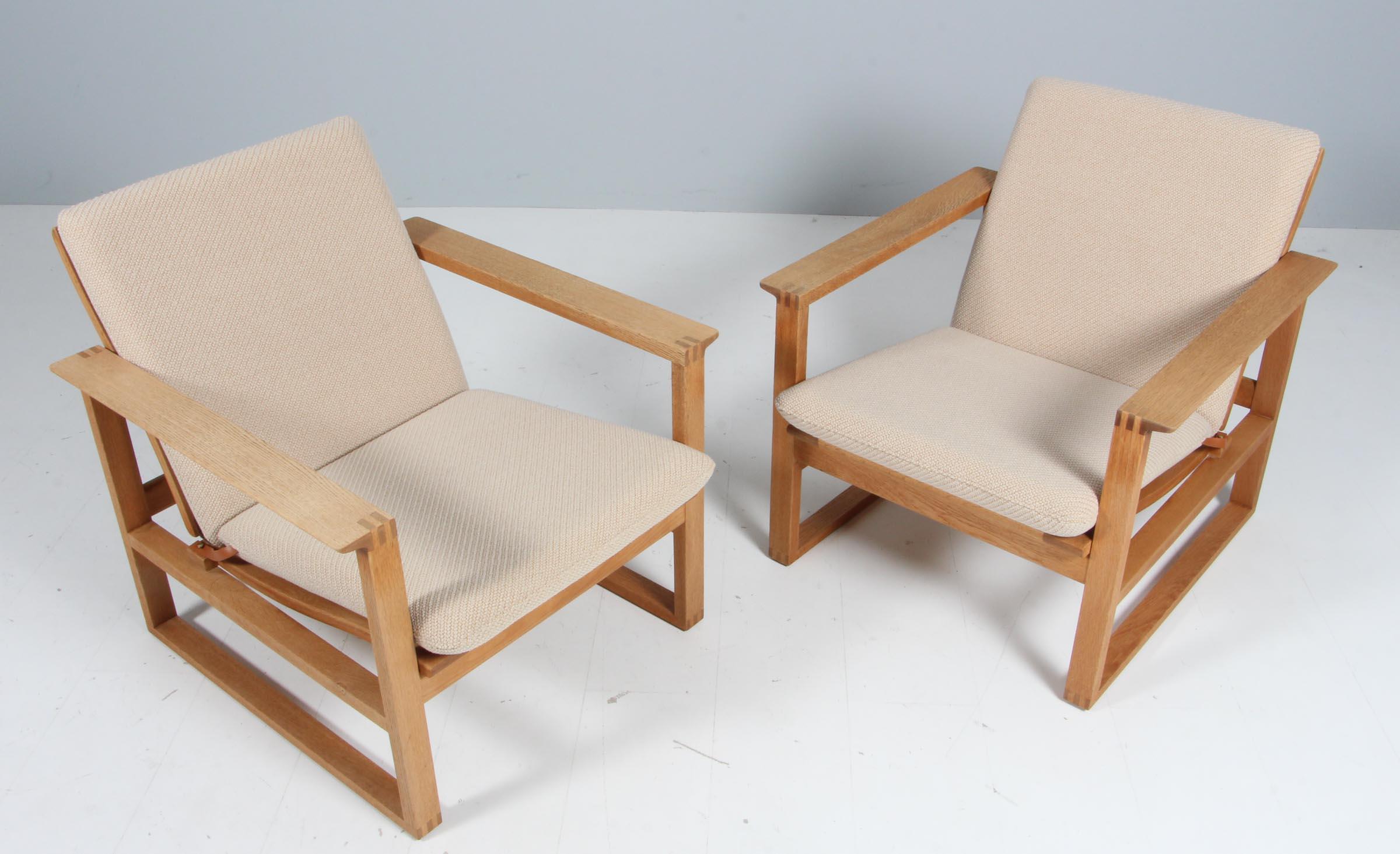 Les chaises longues de Børge Mogensen ont été recouvertes de Coda 2 de Kvadrat.

Cadre en chêne.

Modèle 2256, fabriqué par Fredericia furniture.