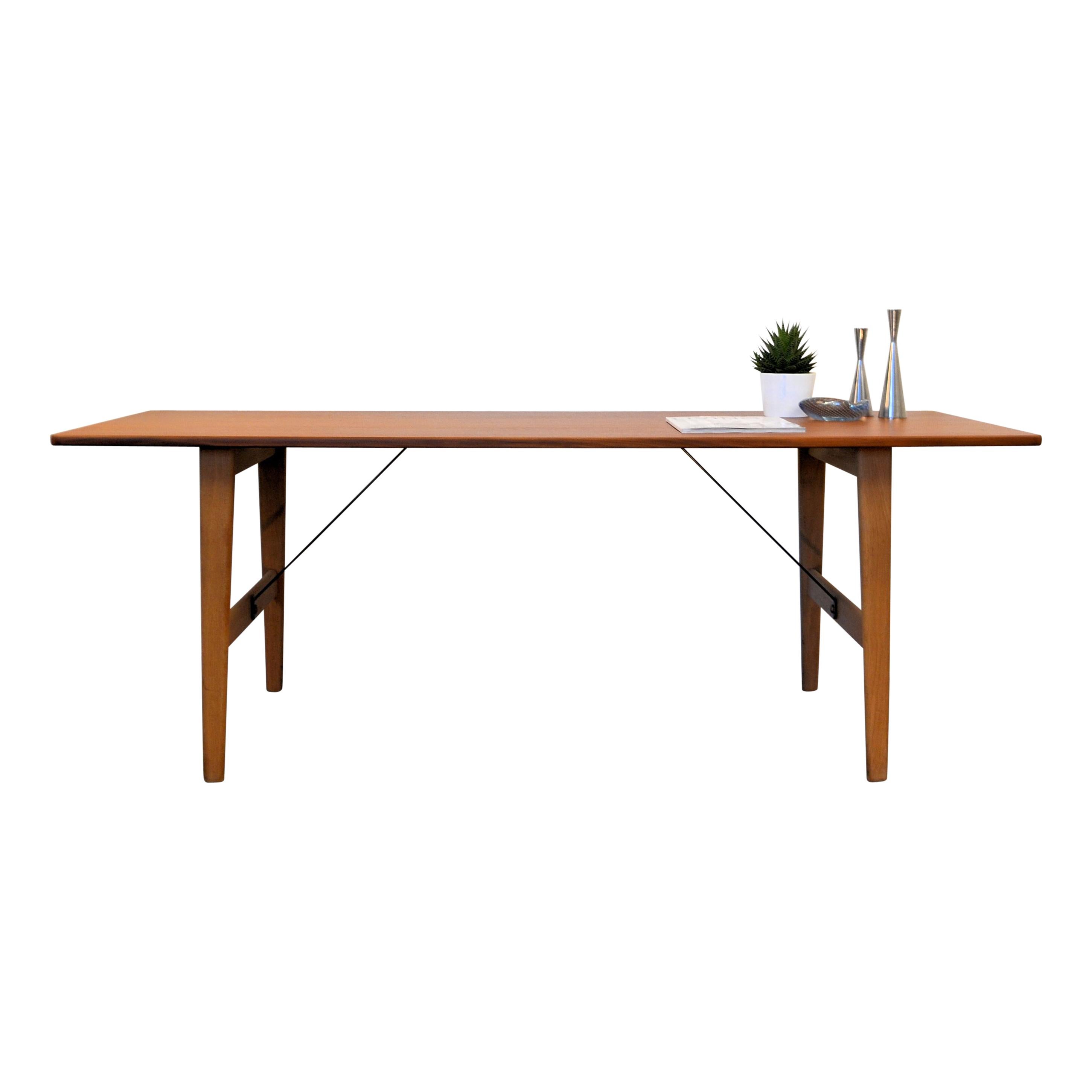 Mid-Century Modern Danish design low dining/louge table or desk, designed by Børge Mogensen for Fredericia in 1956. This beautiful table/desk has a teak top and a solid oak frame. This table is the low version of the so called 