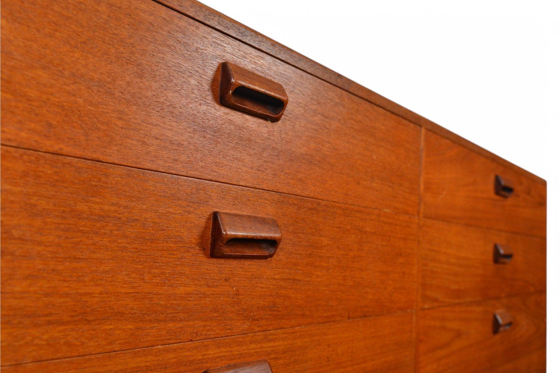 Origen: Dinamarca
Diseñador: Børge Mogensen
Fabricante: Soborg
Época: 1958
Materiales: Teca, Roble
Medidas: 59