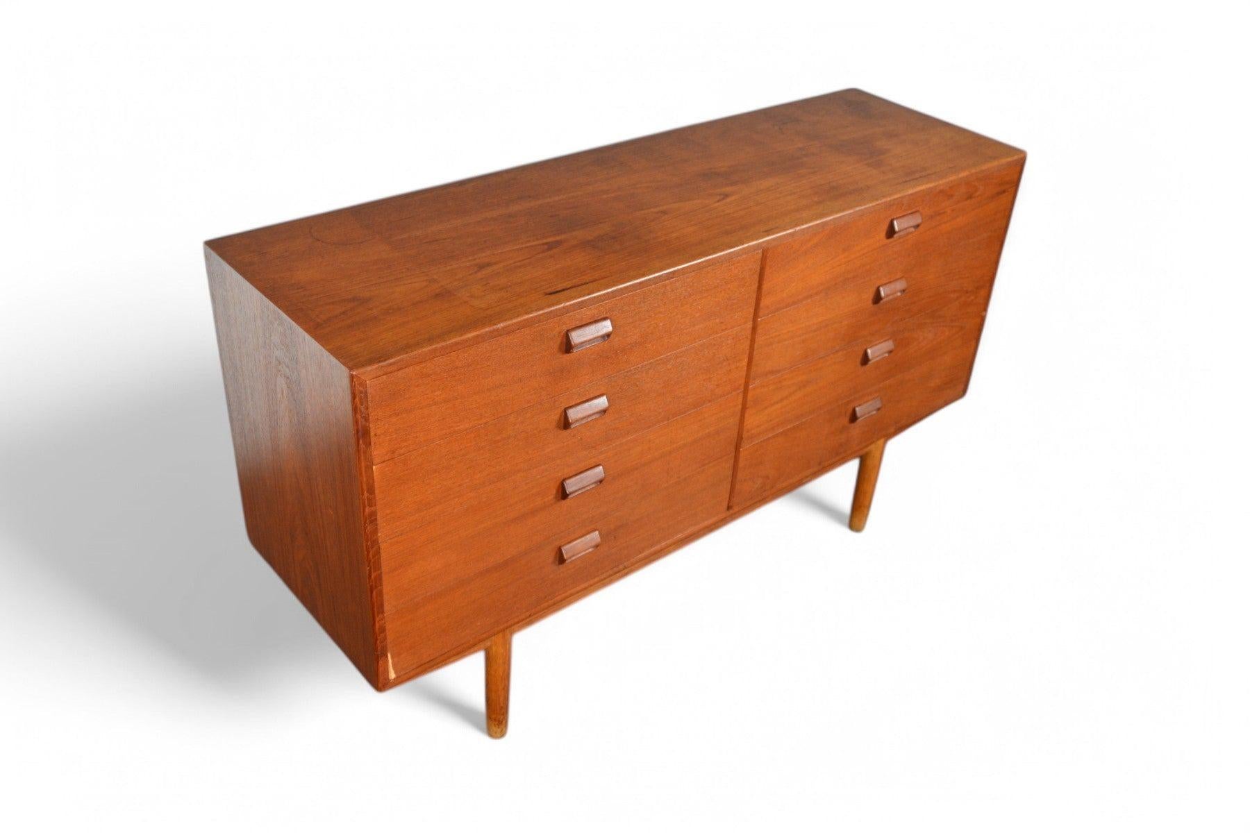 Cómoda baja Børge Mogensen de ocho cajones, de teca Moderno de mediados de siglo en venta