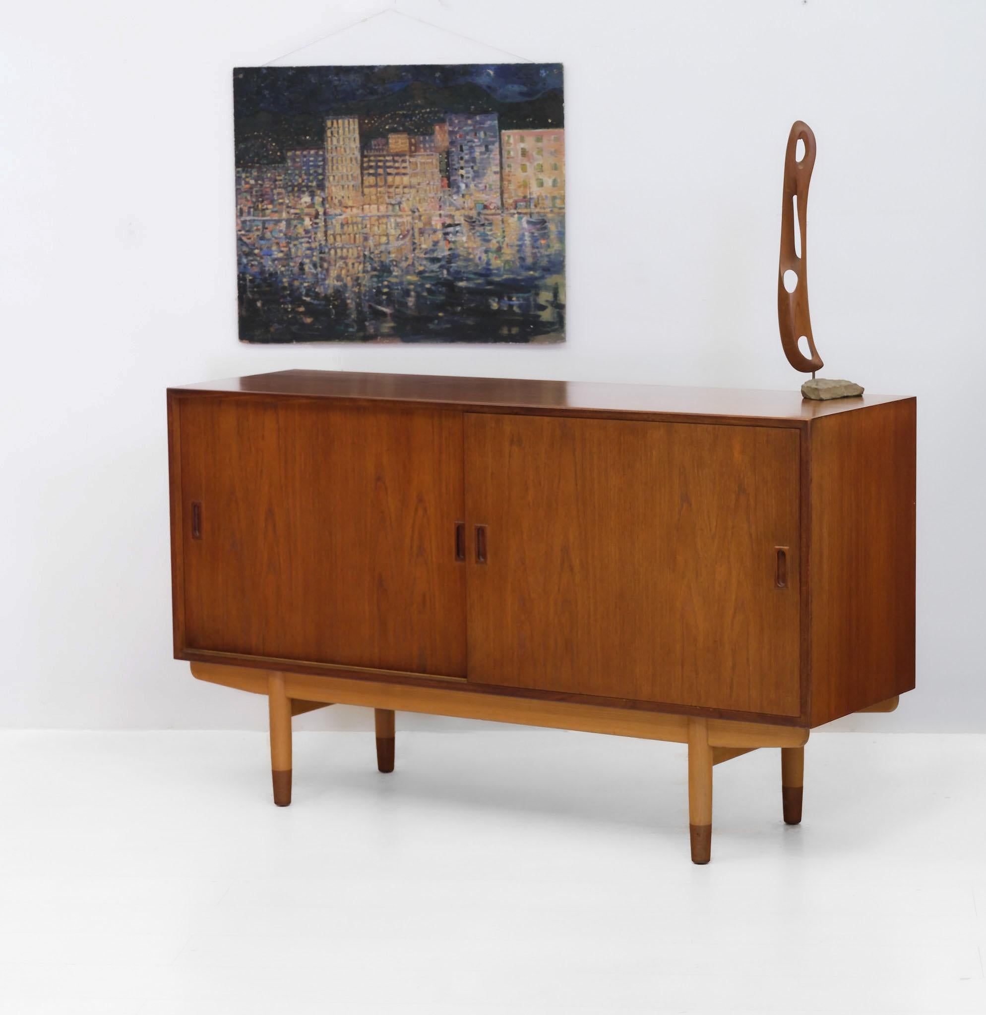Mitte des Jahrhunderts  Børge Mogensen Sideboard aus Teakholz und Buche für Soborg Mobler. Modell 160, ca. 1958.

Das Sideboard wurde sehr gut gepflegt und hat seine ursprüngliche Oberfläche behalten, die in einem sehr guten Zustand ist.

Er hat
