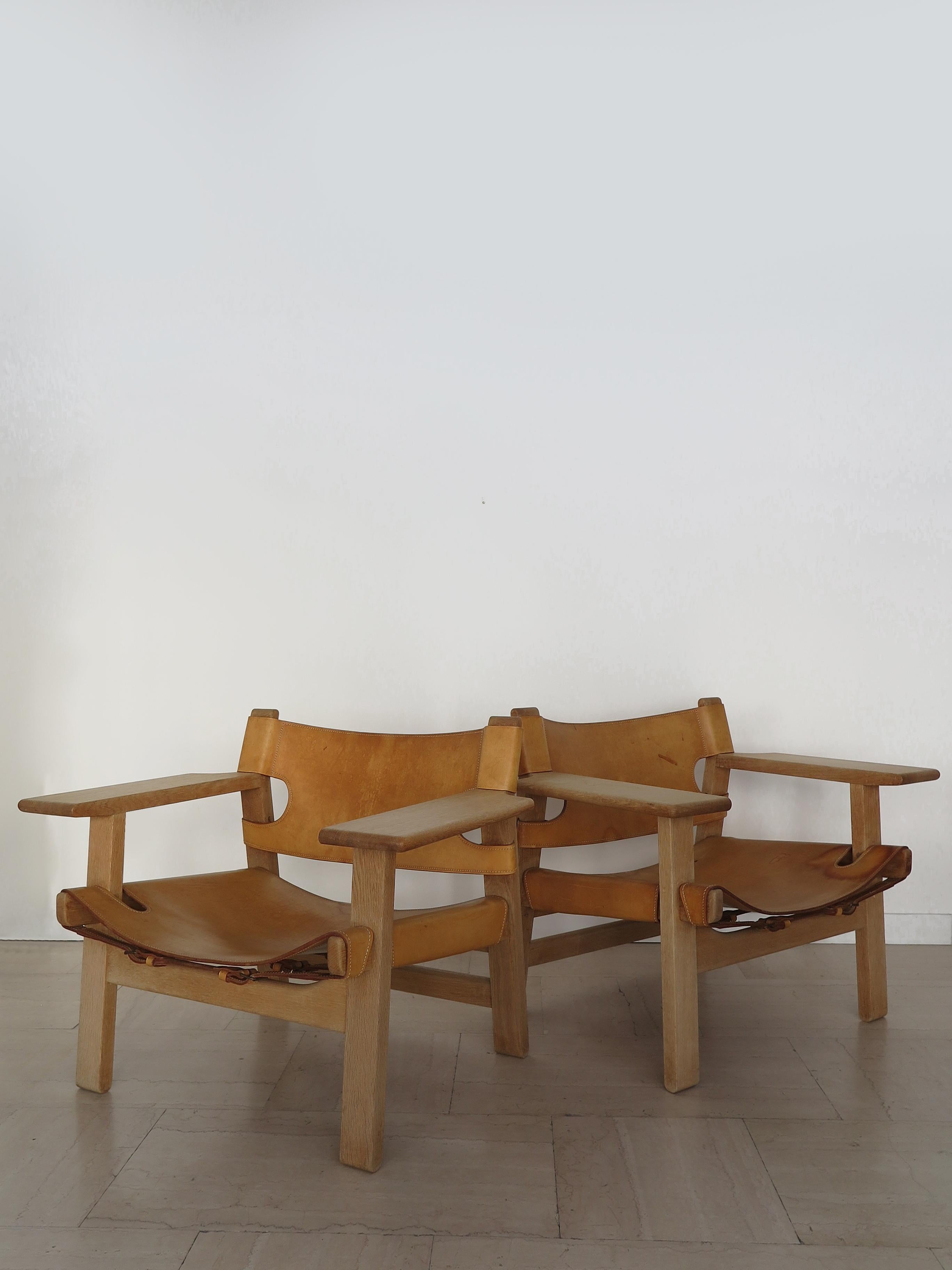 Scandinavia midcentury modern design Spanish chairs designed by Børge Mogensen and produced by Frederica Stolefabrik, with oak frame and leather seat and back, first rare edition with manufacturer's adhesive label under the seat, Denmark