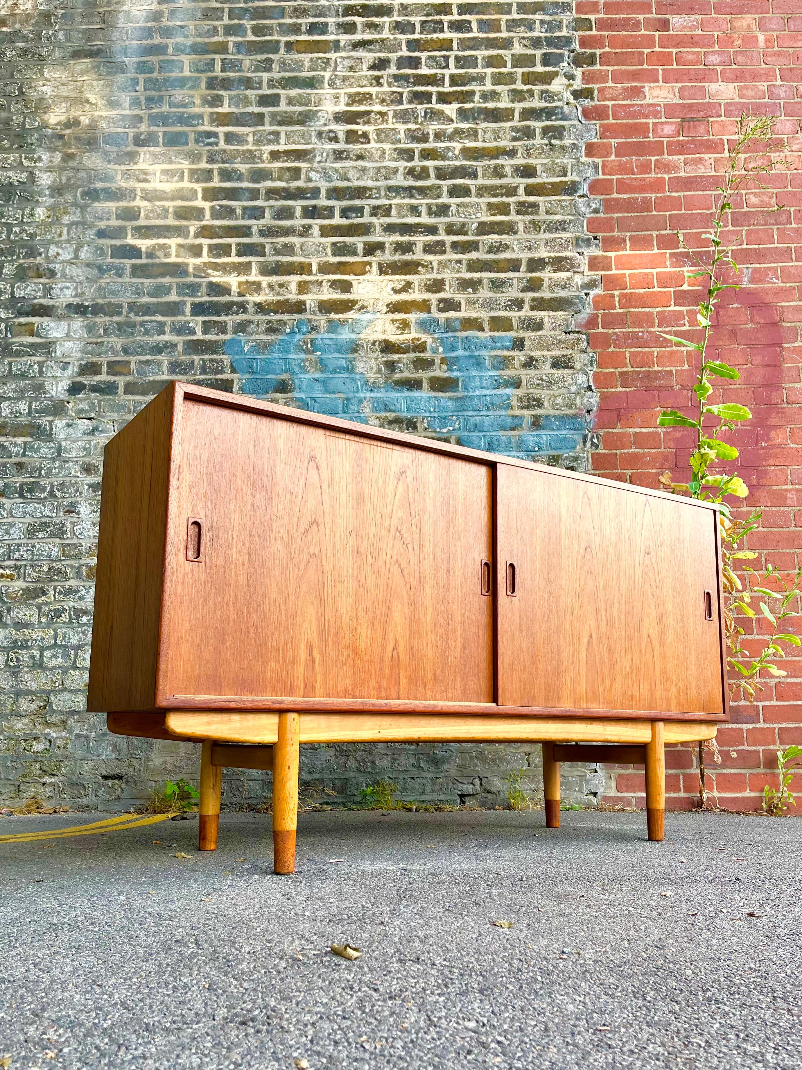 A very handsome Børge Mogensen model 160 sideboard!
Produced in Denmark during the 1950s by Søborg Møbelfabrik, it features two sliding doors which open to reveal a beech-lined interior with two adjustable shelves and four dovetail-jointed drawers.