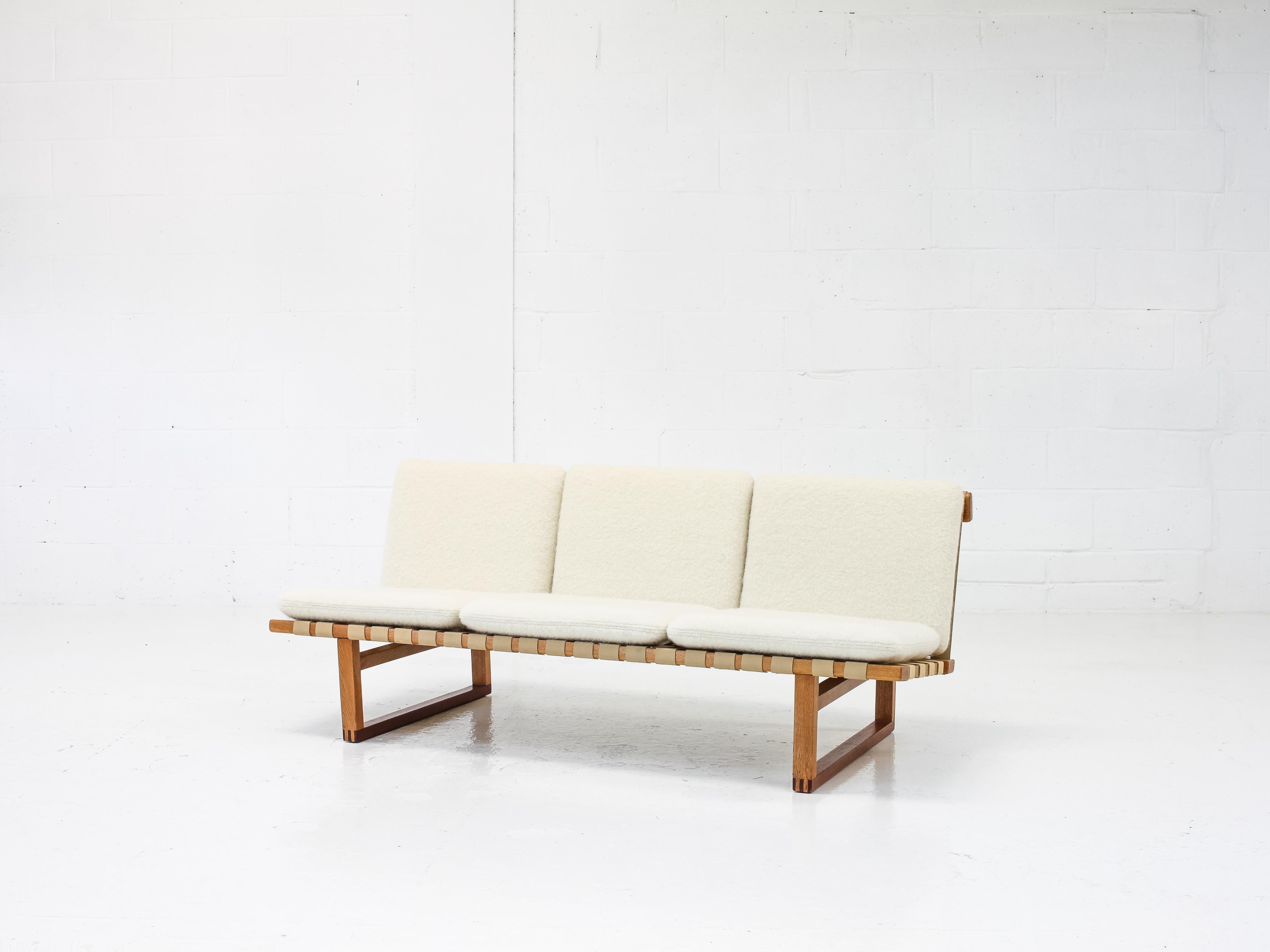 A Børge Mogensen three-seater sofa in oak and teak, designed in 1956, model number 211 for Fredericia Stolefabrik. Pieces in oak and teak with exposed webbing are rare and early production.

Consisting of a cubical frame made of solid oak and teak