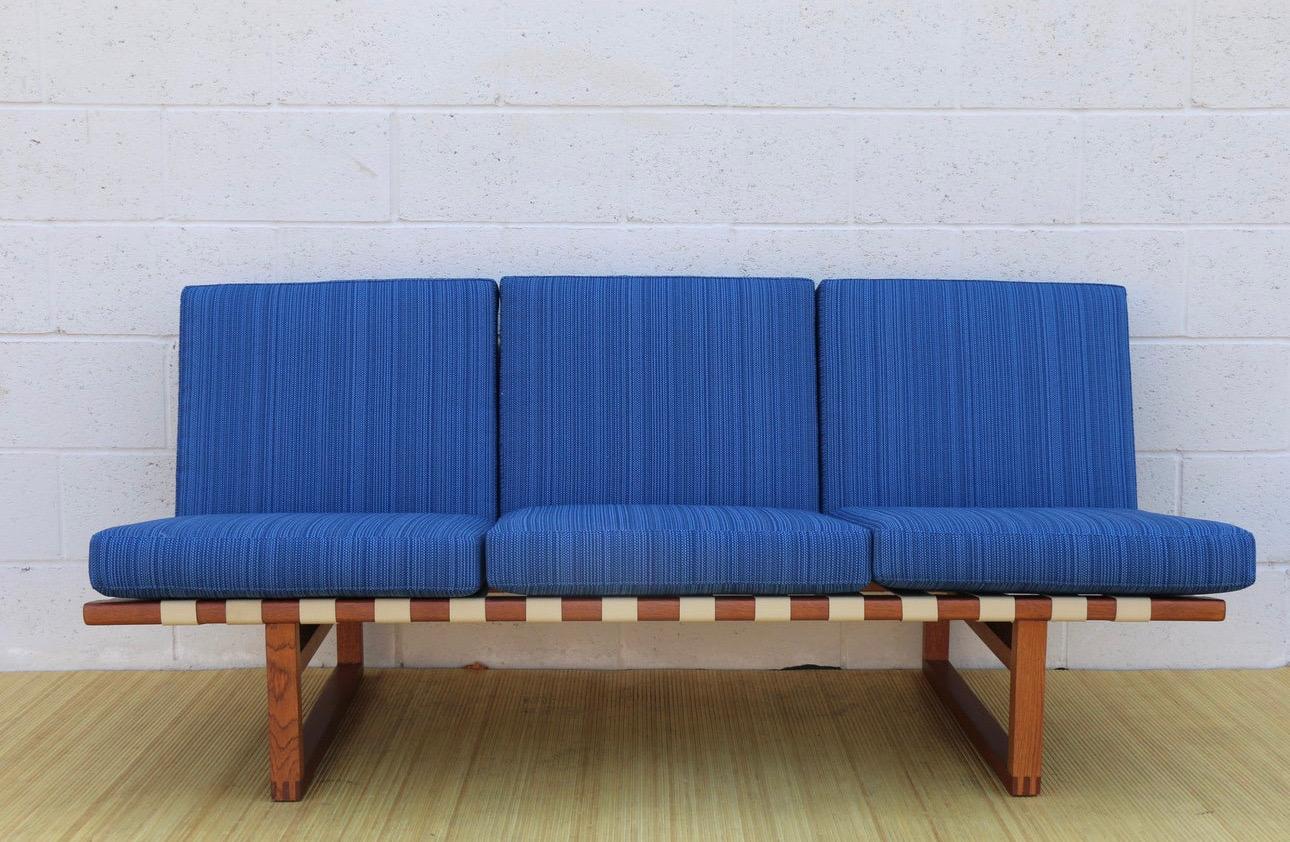Wonderful Børge Mogensen Model 211 Three Seats Sofa for Fredericia Stolefabrik. Manufactured in the 1950’s in Denmark. It is made of solid oak and  teak wood. The cushions have been reupholstered and the frame has been refinished. Also, the sofa has