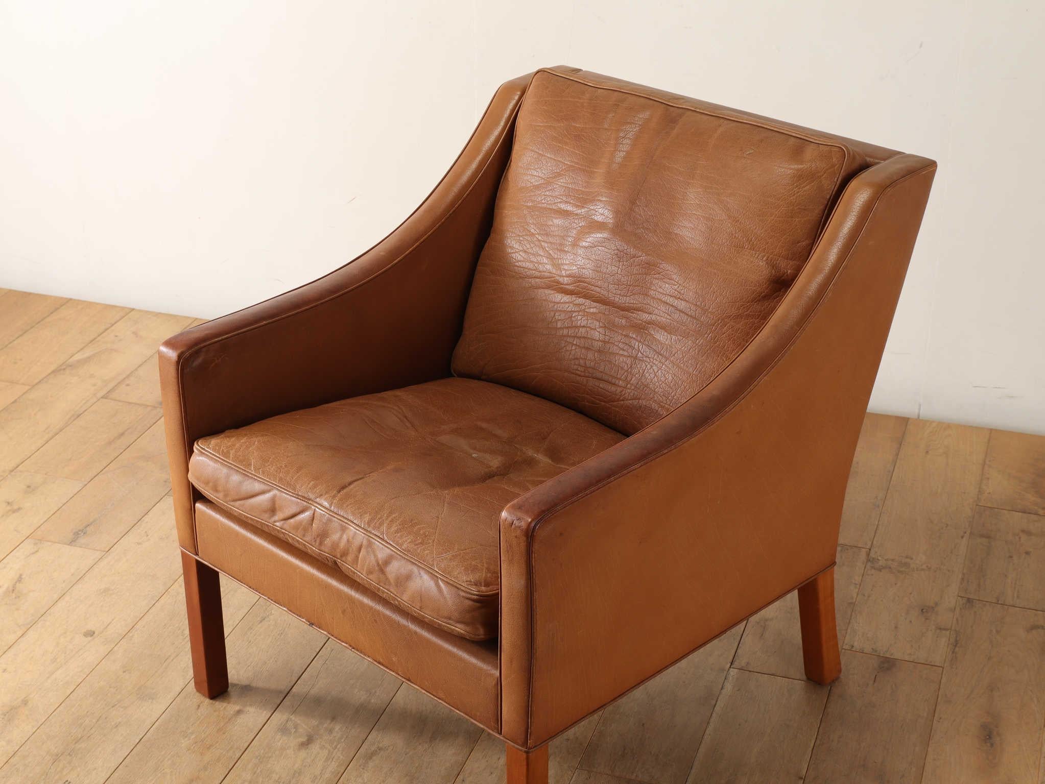 2207 Club Chair designed by Børge Mogensen. A lounge chair with an elegantly curved, low backrest. He designed the 2207 Club Chair in 1963 as part of a series that included a two-seater and a three-seater. The characteristic curved line was