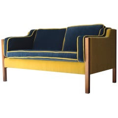 Brge Mogensen Modell 2212 Blau-gelbes dänisches Sofa aus Eicheholz mit Samt, 1970