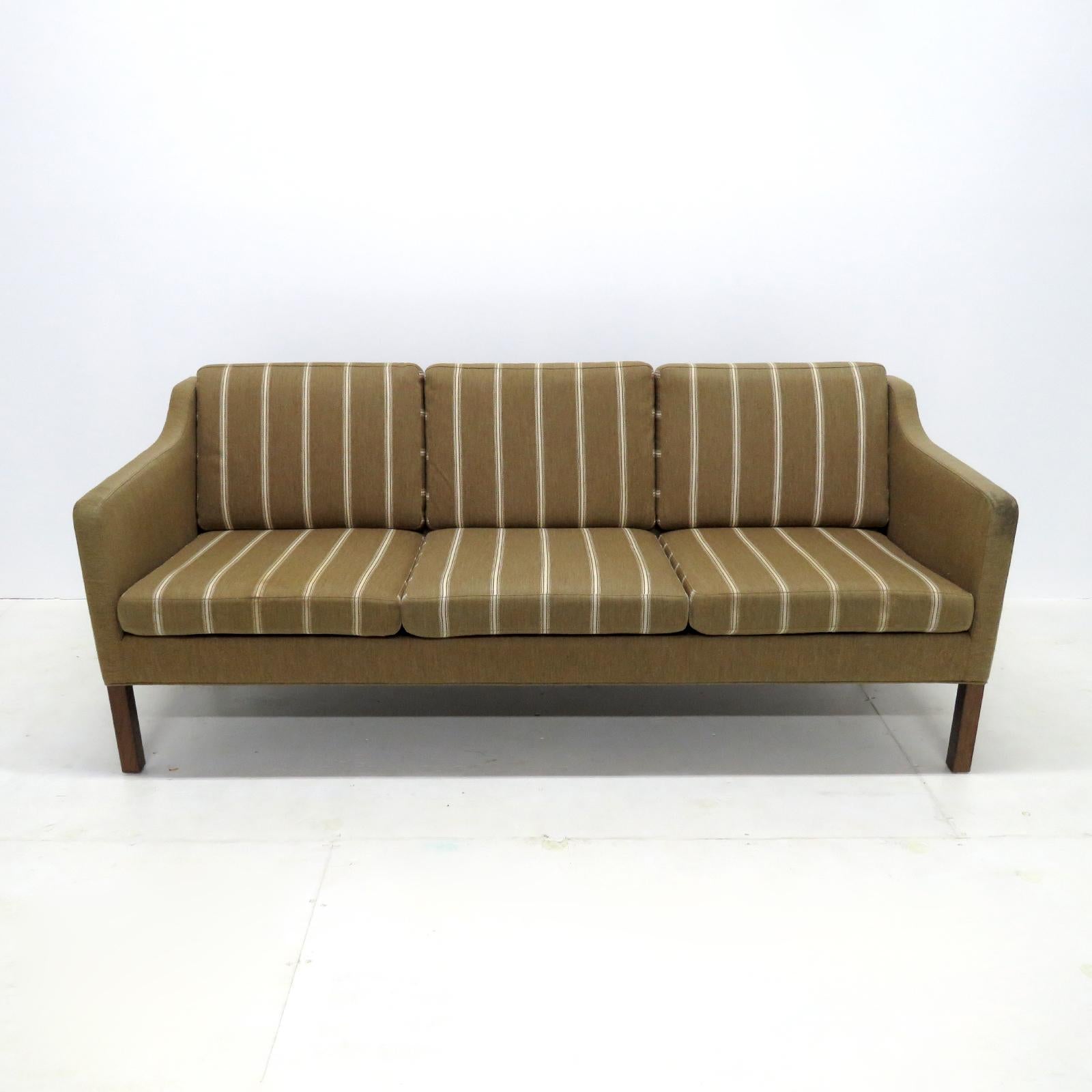 Wunderschönes Dreisitzer-Sofa Modell Nr. 2223, entworfen von Børge Mogensen 1963 und hergestellt von Frederica Stolefabrik, Dänemark, in original senfgrüner Wolle mit weiß/beigen Streifen auf dunkel gebeizten Holzbeinen, gemarkt.