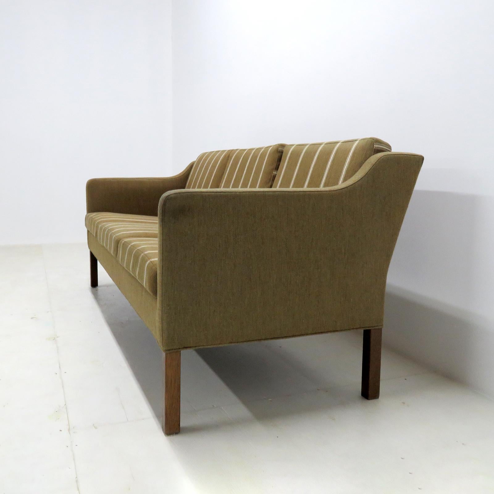 Børge Mogensen Modell #2223 Dreisitziges Sofa, 1960 (Gebeizt)