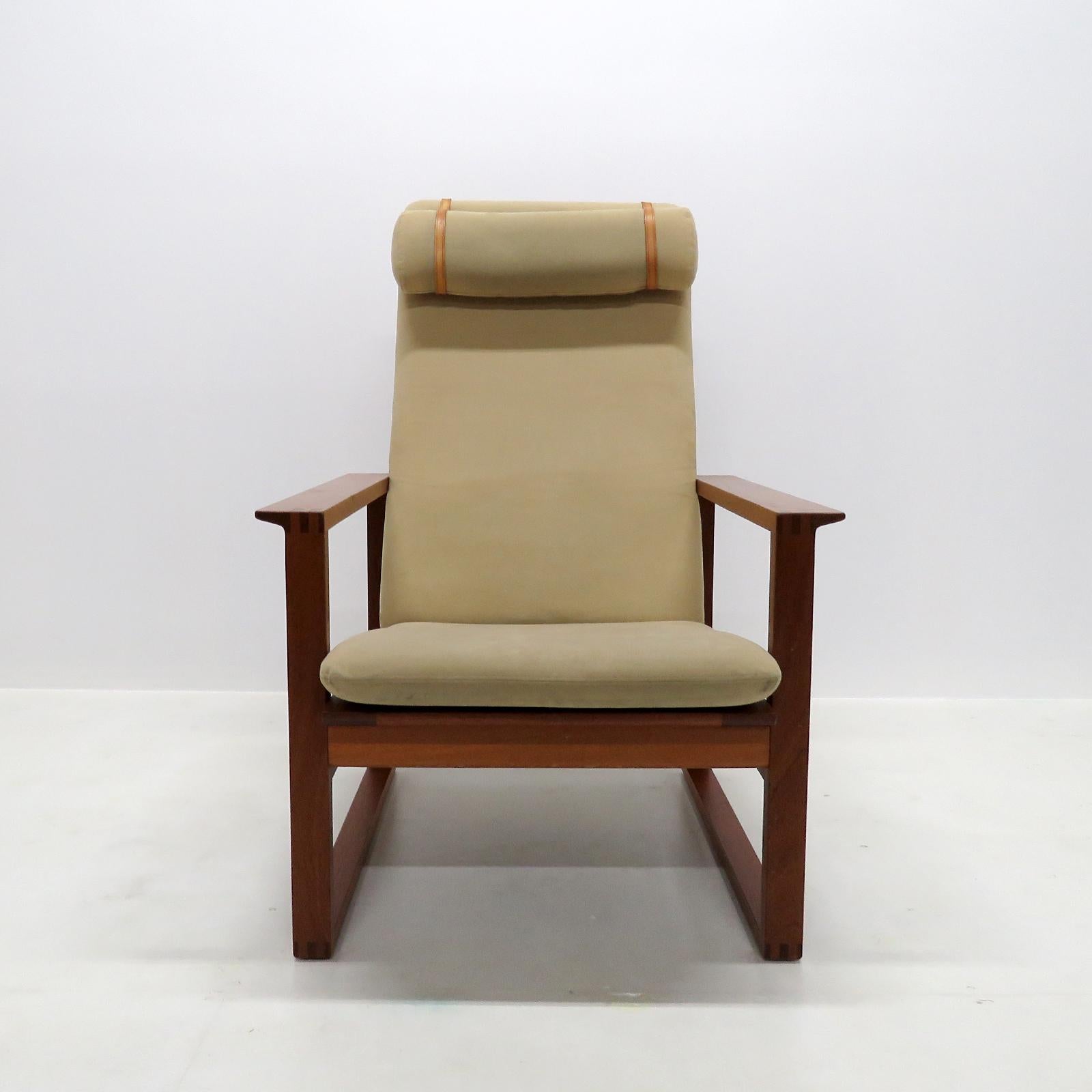 Stunning lounge chair 'BM-2254/ Slædestolen' designed by Børge Mogensen in 1956 and produced by Fredericia Stolefabrik, Sweden, adjustable mahagony frame with original beige alcantara upholstery and leather straps for the seat cushion and headrest.