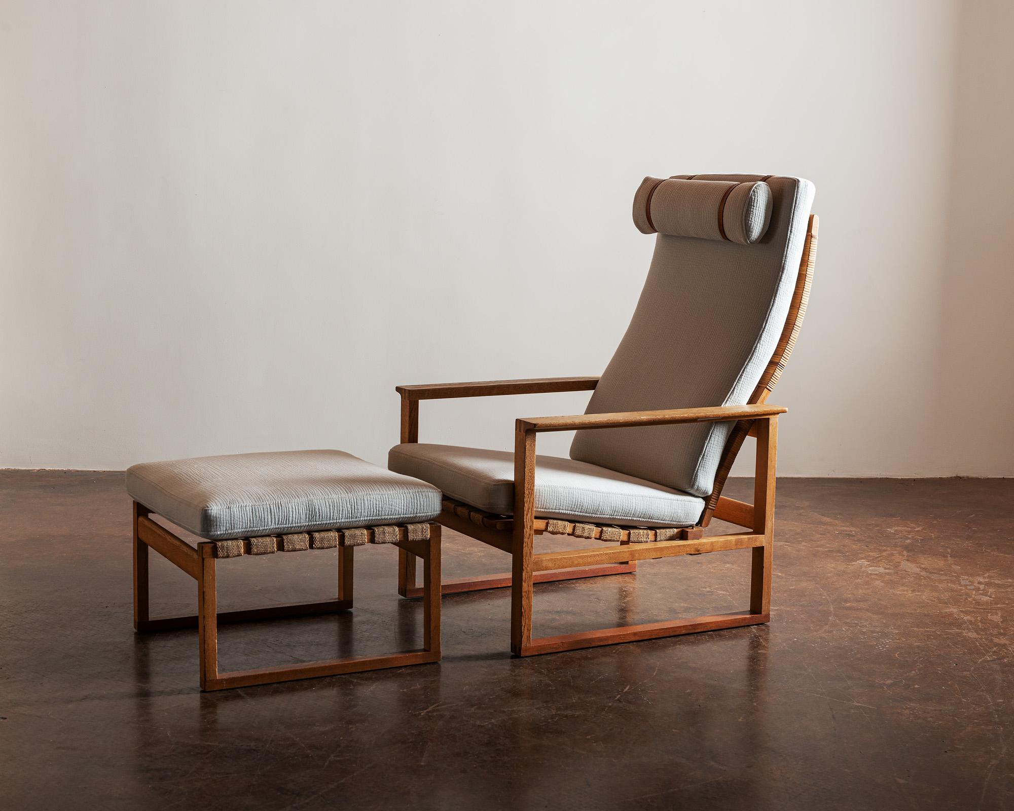 Børge Mogensen Model 2254 Lounge Chair with Ottoman, 1950s In Good Condition In Sylacauga, AL