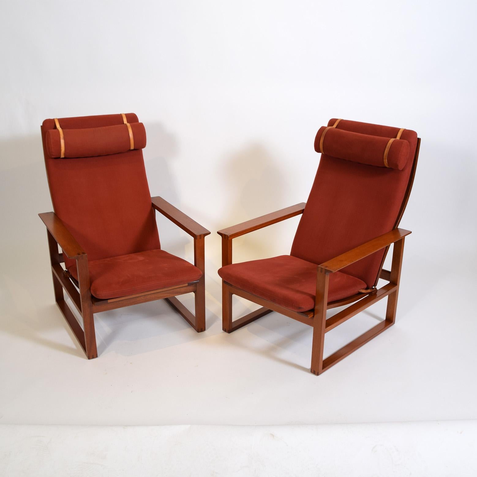 Pair lounge chair 'BM-2254/ designed by Børge Mogensen in 1956 and produced by Fredericia Stolefabrik adjustable mahogany frame.
