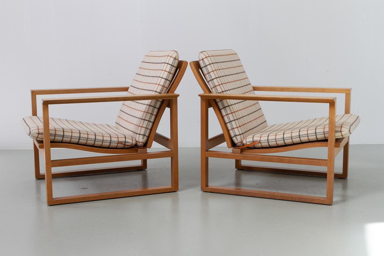 Chaises longues Børge Mogensen modèle BM-2256, années 1960. Ensemble de 2.

Paire de fauteuils danois de style moderne du milieu du siècle, conçus en 1956 par Børge Mogensen pour Fredericia Stolefabrik Denmark. 
Ces chaises luge à cadre cubique en