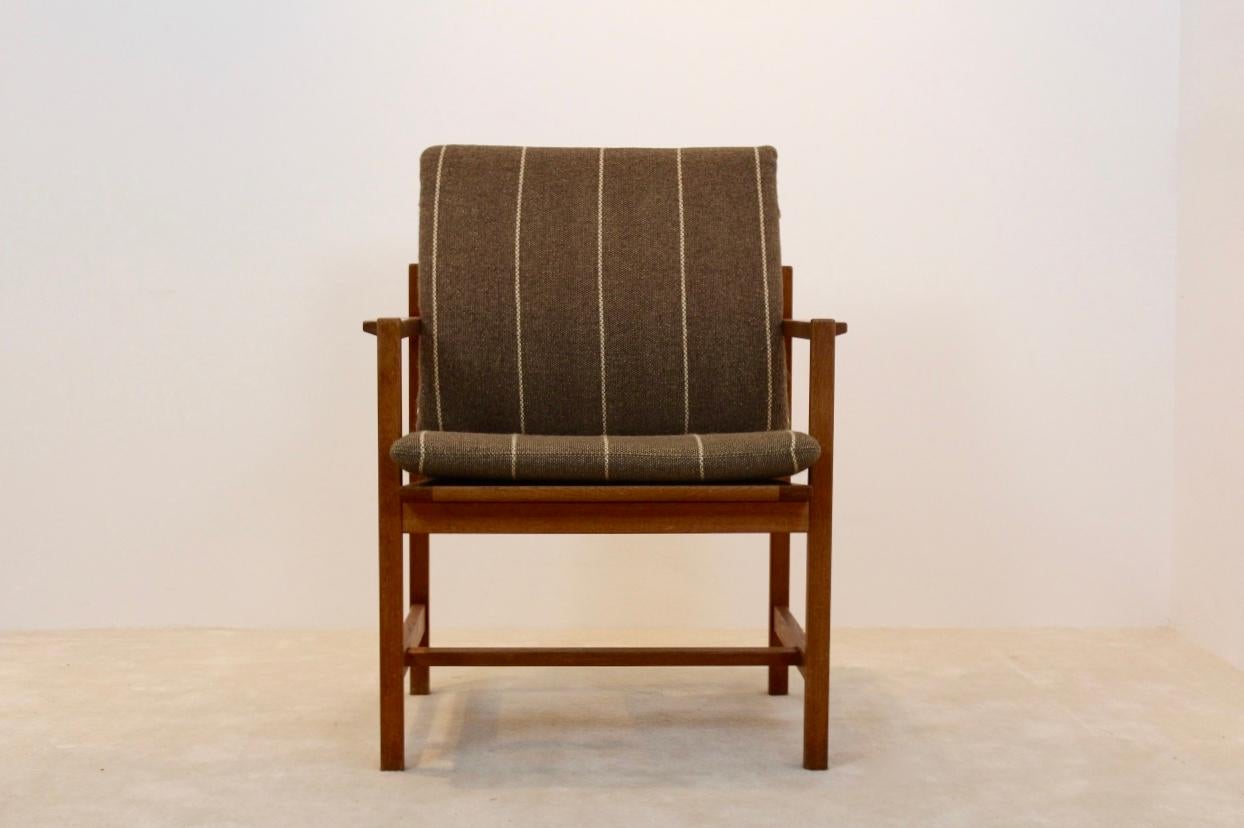 Fauteuil en chêne solide et élégant des années 1960 conçu par Børge Mogensen pour Fredericia Stolefabrik du Danemark. Profil ouvert et épuré, avec un cadre en chêne massif. Excellent état général. Un exemple classique de la volonté de Mogensen de