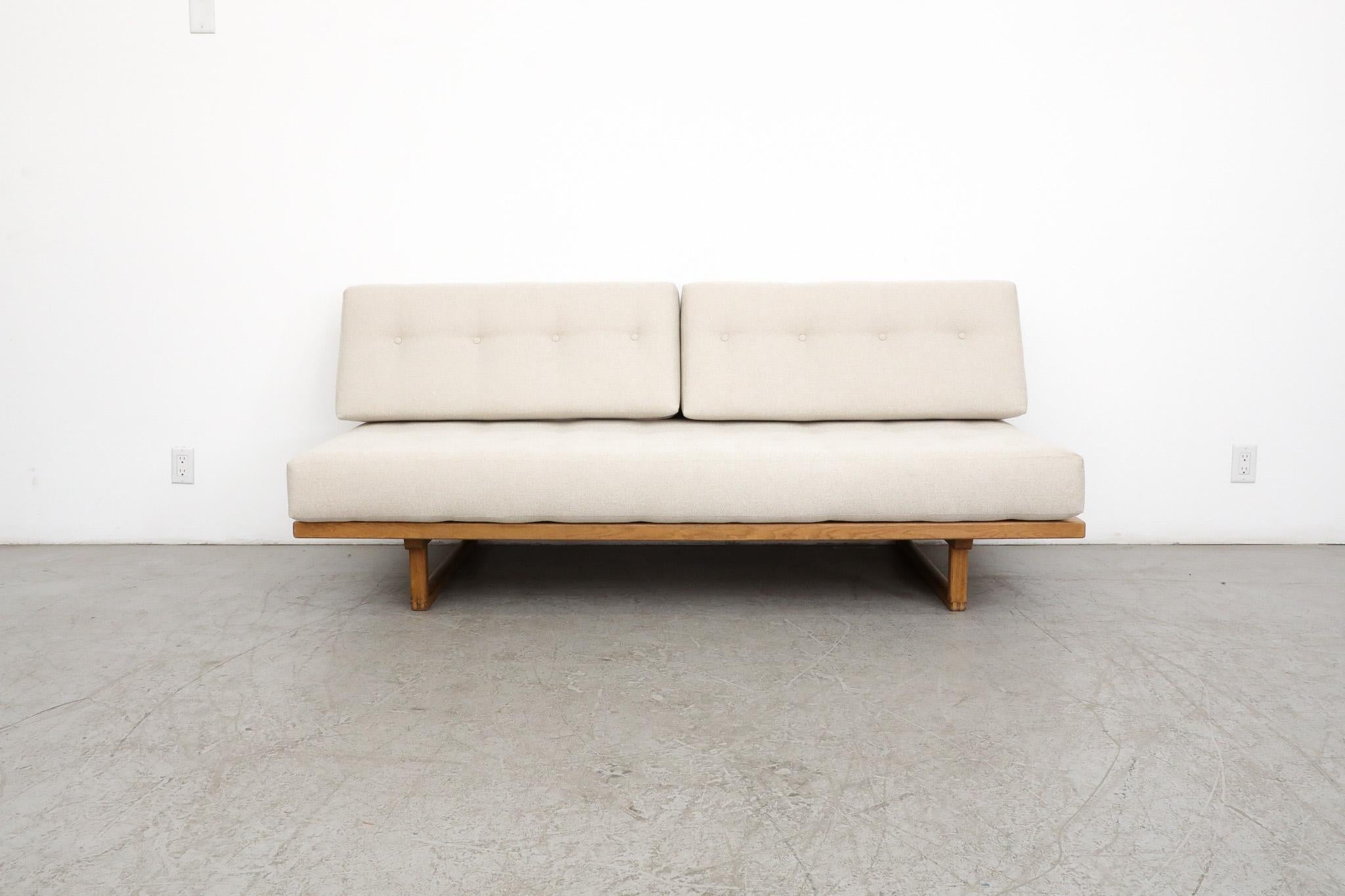 'Model 4312' loveseat or daybed designed by Børge Mogensen for Fredericia Stolefabrik. 
Børge Mogensen, 1914-1972,  was a Danish furniture architect. After an apprenticeship as a cabinetmaker, Mogensen was educated in 1936-42 at the School of Crafts