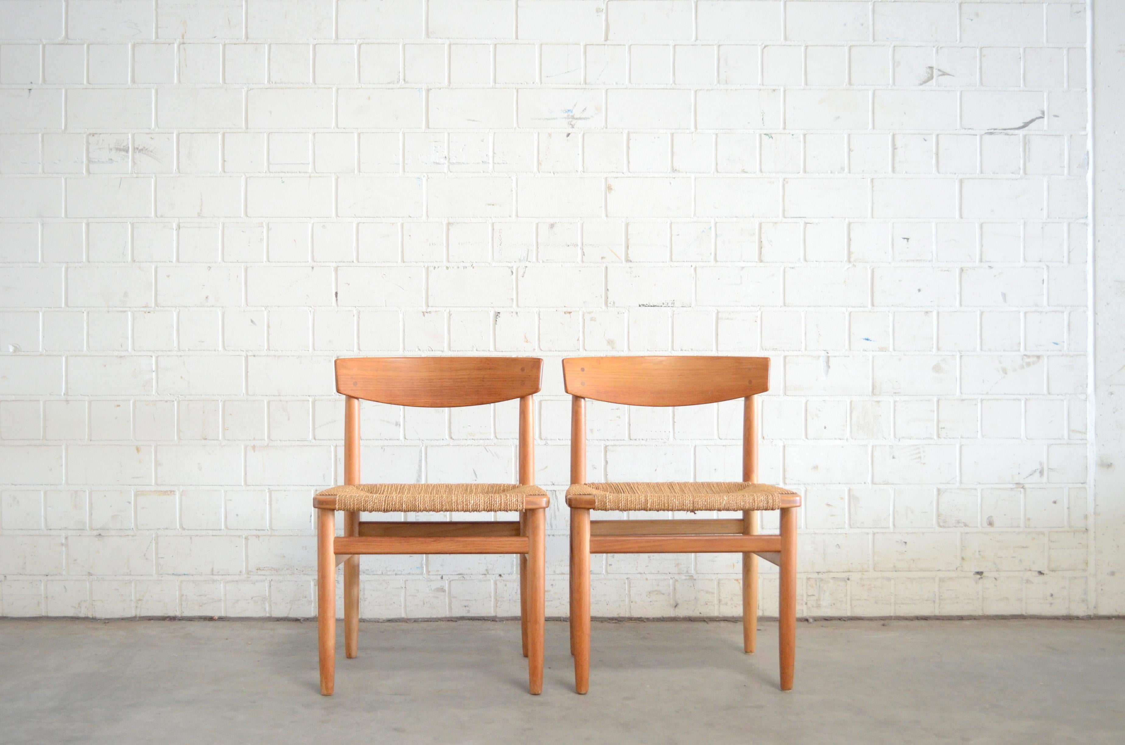 This set of two Model 537 Oresund chairs was designed by Børge Mogensen and produced by Karl Andersson & Söner since 1955.
These chairs are old and the first production.
The design was inspired by the American Shaker furniture. 
It´s made of