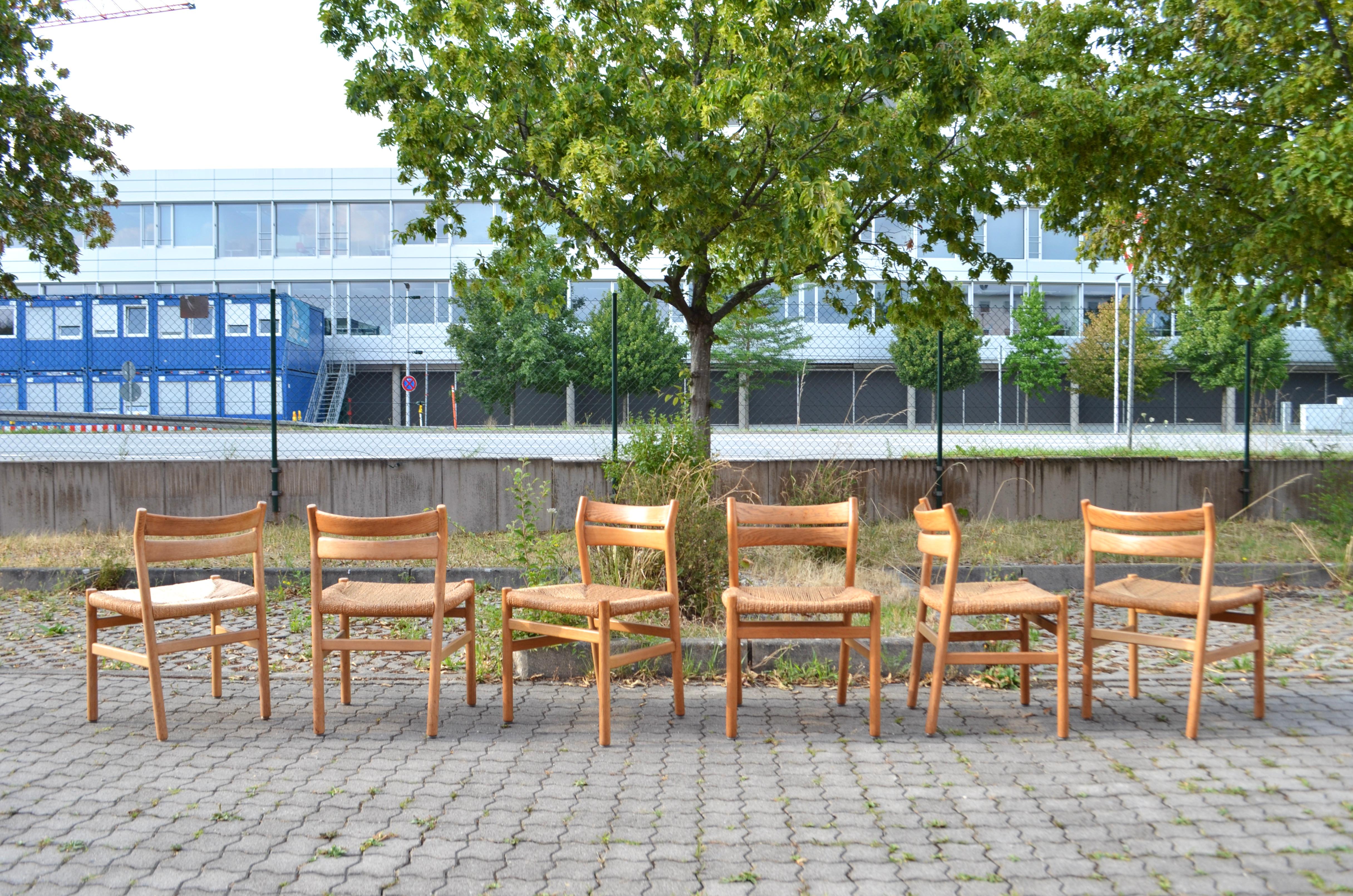 Cet ensemble de 6 chaises modèle BM1.
Il a été conçu  1958, par Børge Mogensen et produit par A.M.Madssn Fabriken.
Ces chaises sont anciennes et de la première production.
Le design s'inspire du mobilier américain Shakers. 
Il est fabriqué en chêne