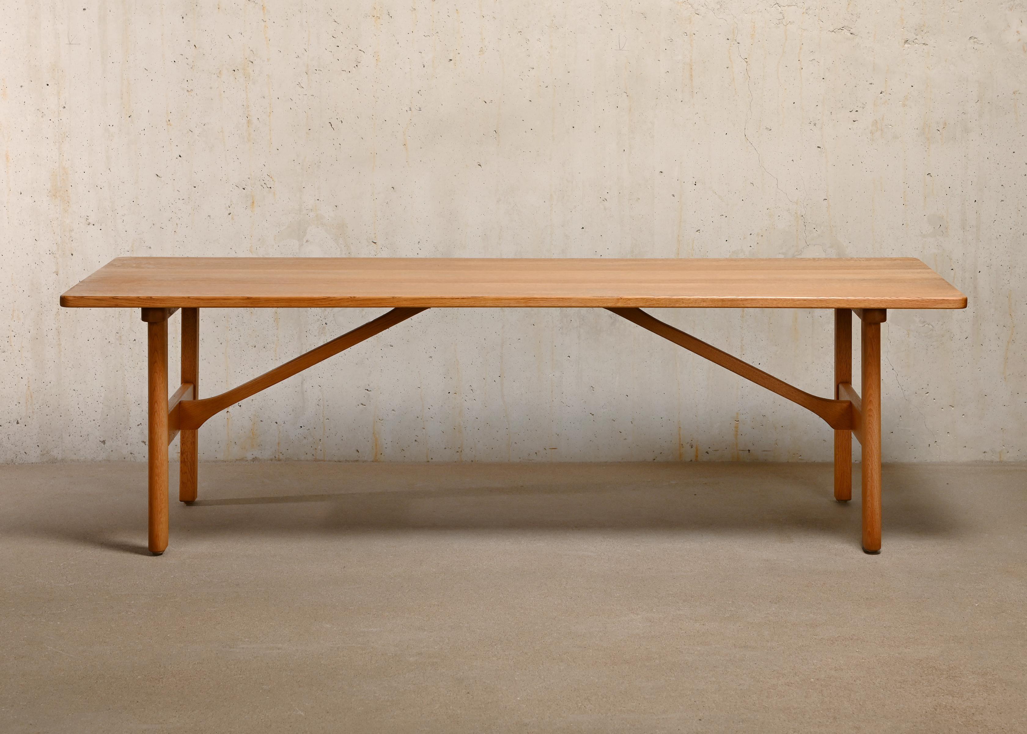 Coffee or sofa table model 5268 designed by Børge Mogensen for Fredericia Stolefabrik, Denmark. The solid oak frame and tabletop is in very good vintage condition with minimal traces of use. The table is signed with manufacturer labels and dated