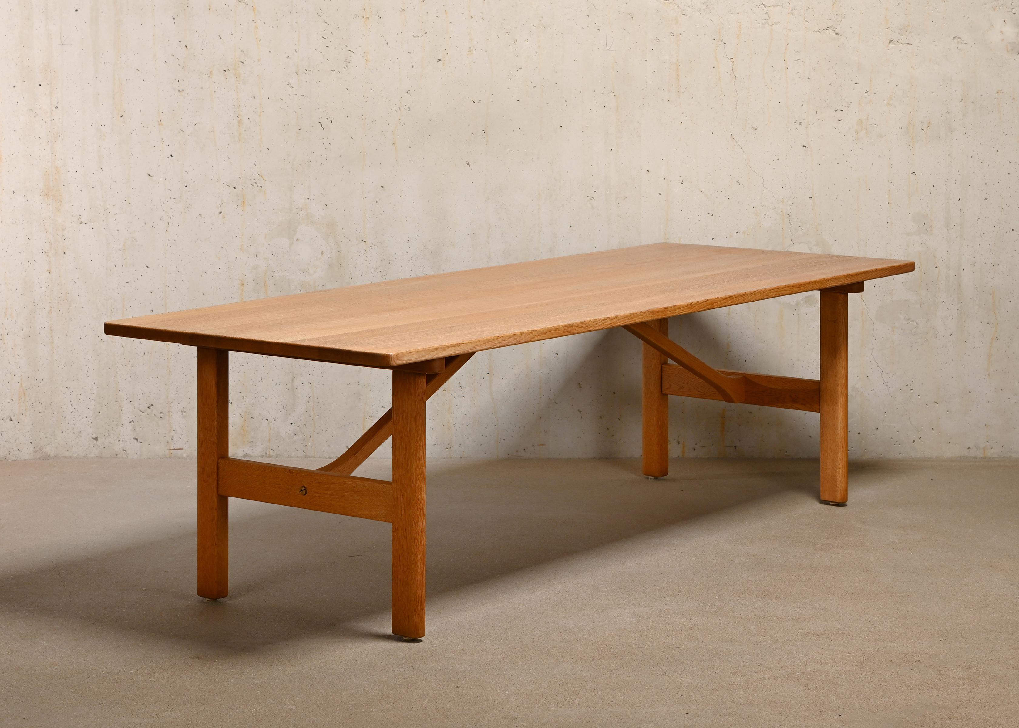 Børge Mogensen Naturel Solid Oak Coffee or Sofa Table, Model 5268 for Fredericia In Good Condition For Sale In Amsterdam, NL