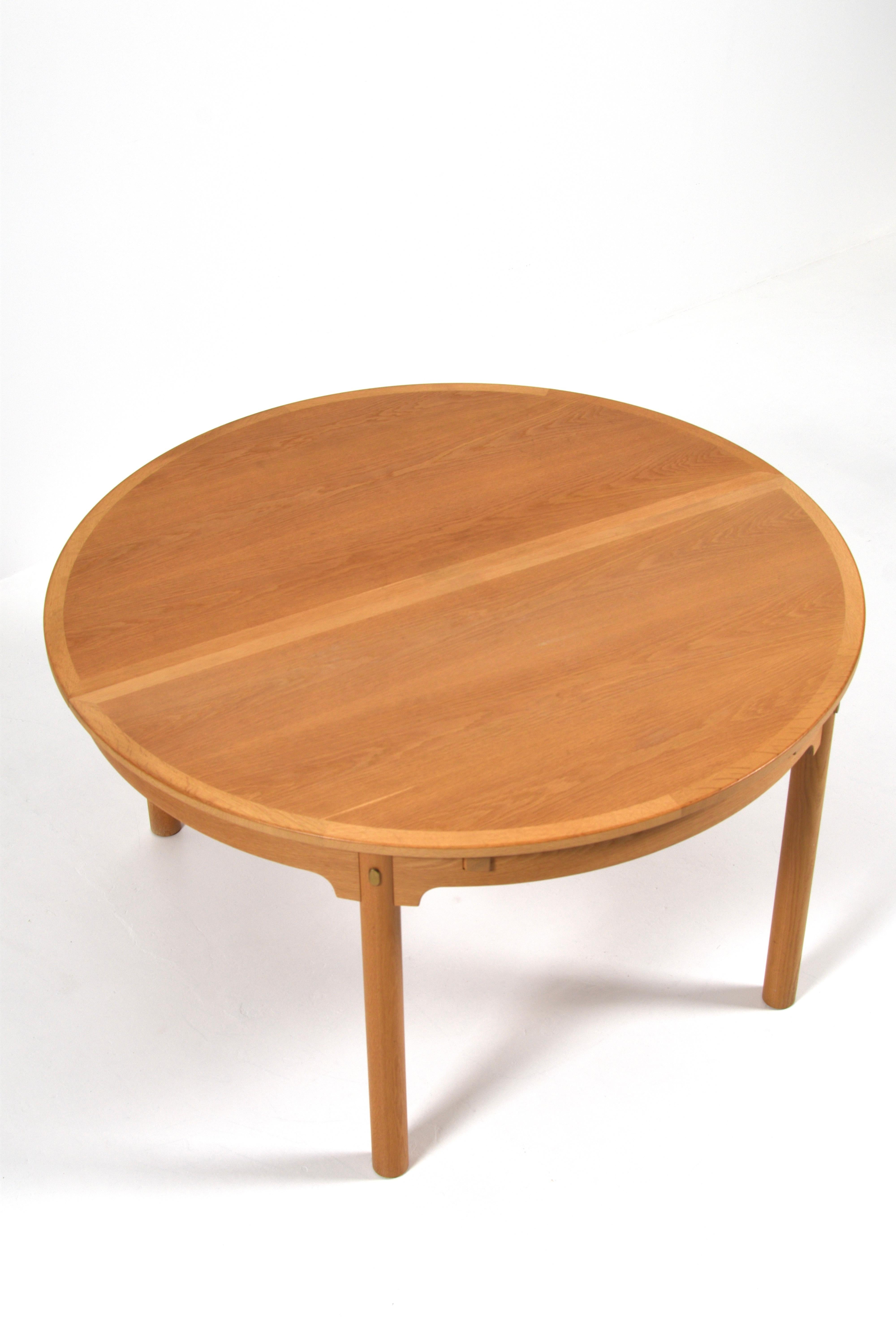 Børge Mogensen Oak and Brass Expandable Dining Table, Denmark, 1960s Bon état - En vente à Göteborg, SE