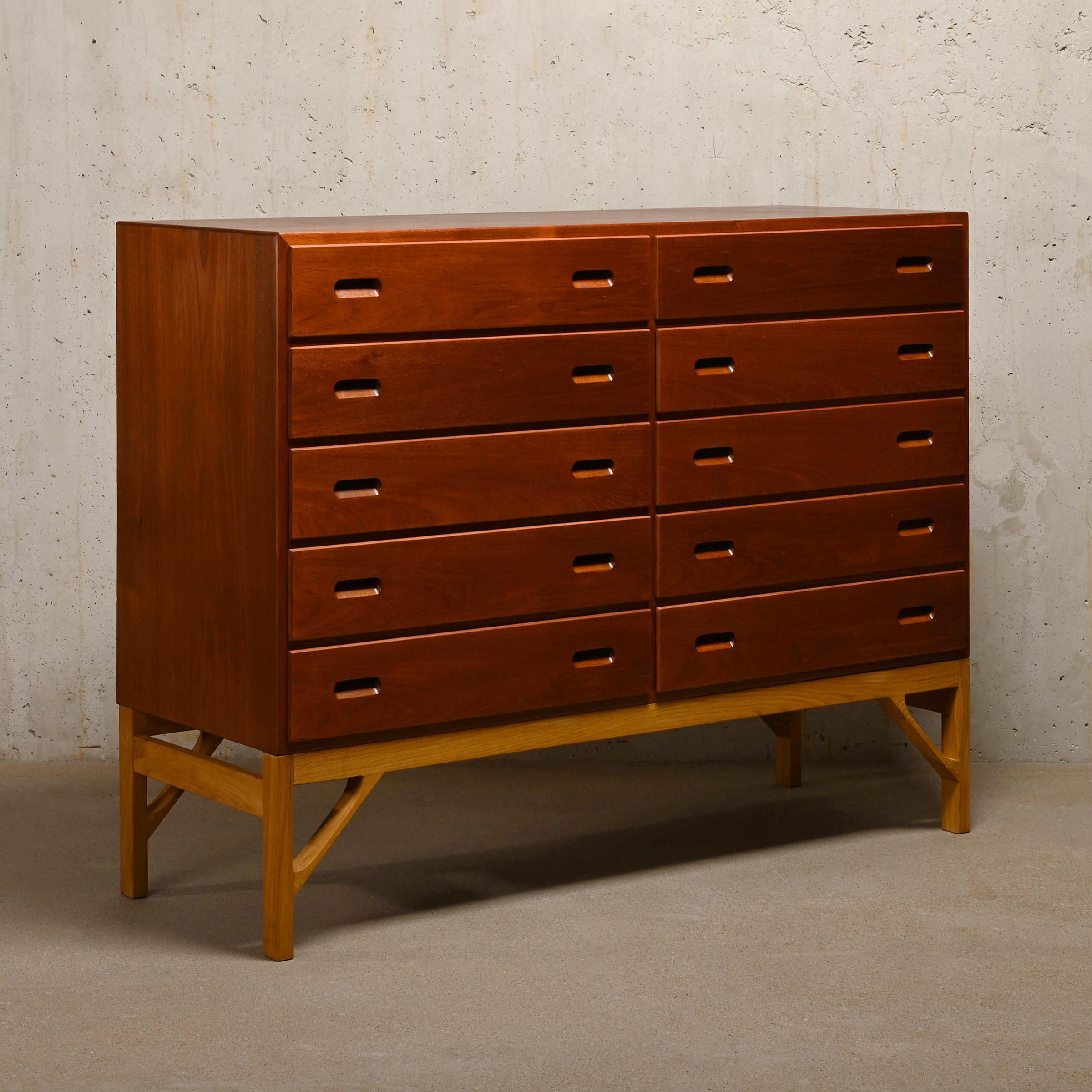 Beautiful chest of drawers designed by Børge Mogensen and manufactured by C.M. Madsen for FDB Møbler, Denmark. Oak and Teak wood in very good restored vintage condition with minor signs of use. 
The chest of drawers has beautiful details with a