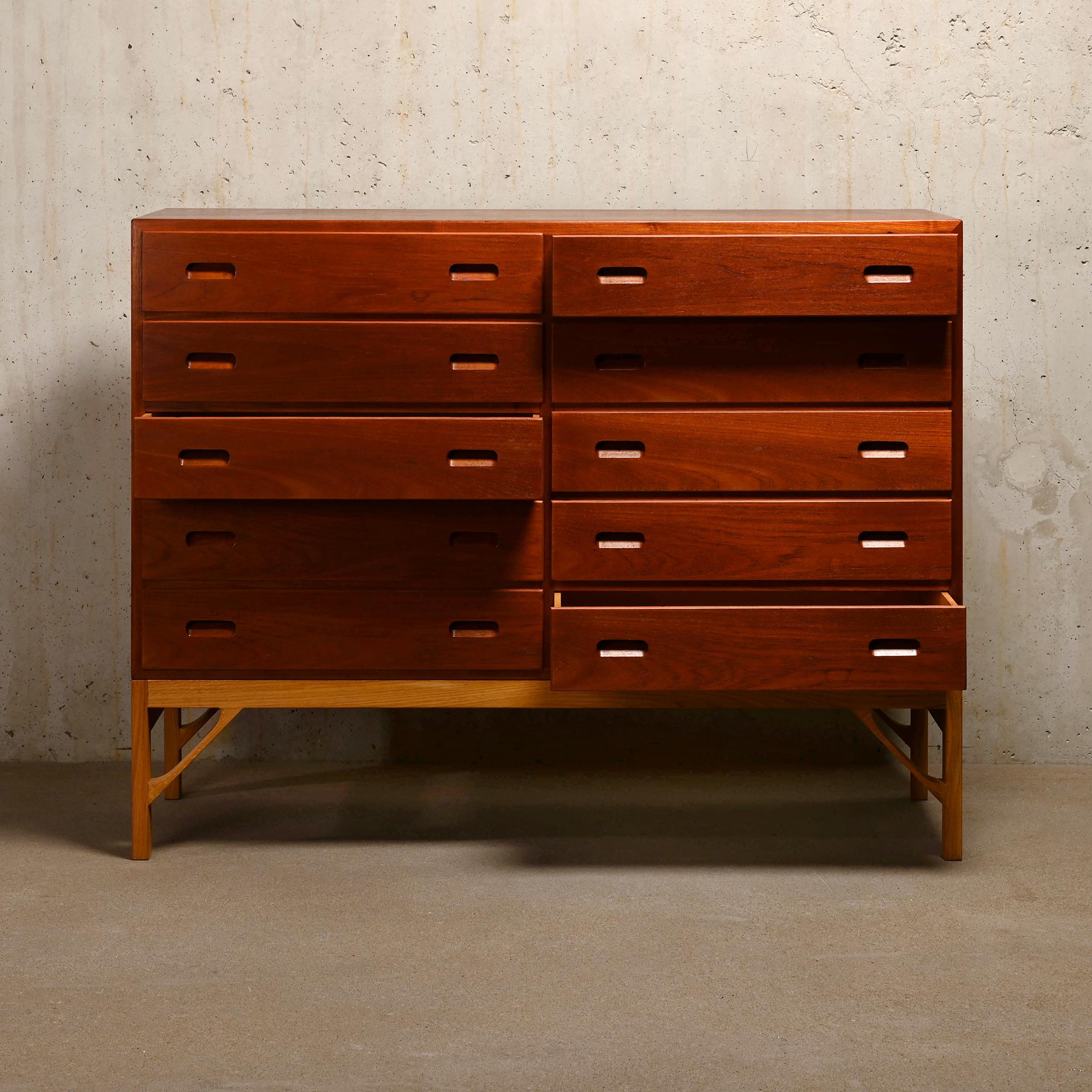 Børge Mogensen Oak and Teak Chest of Drawers by C.M. Madsen for FDB Møbler In Good Condition In Amsterdam, NL