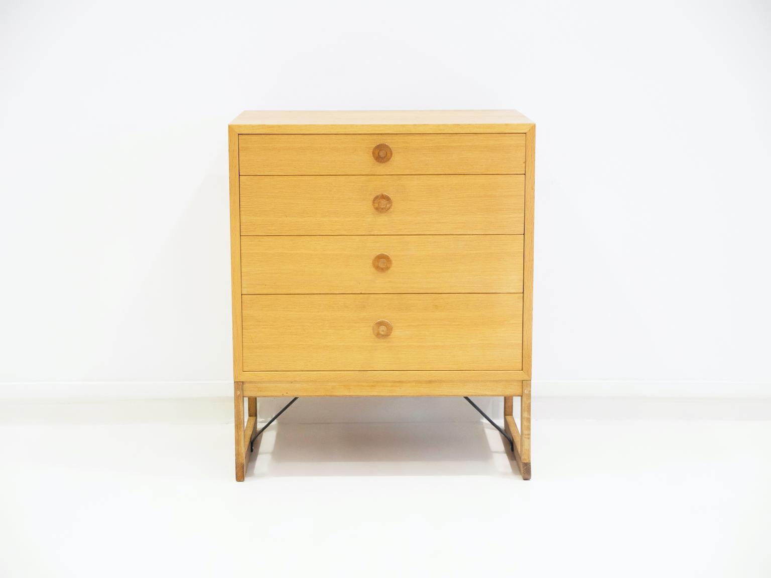 Oak commode, model “Øresund,” designed by Børge Mogensen. Front with four drawers of different sizes. Manufactured by Karl Andersson & Söner in Sweden.