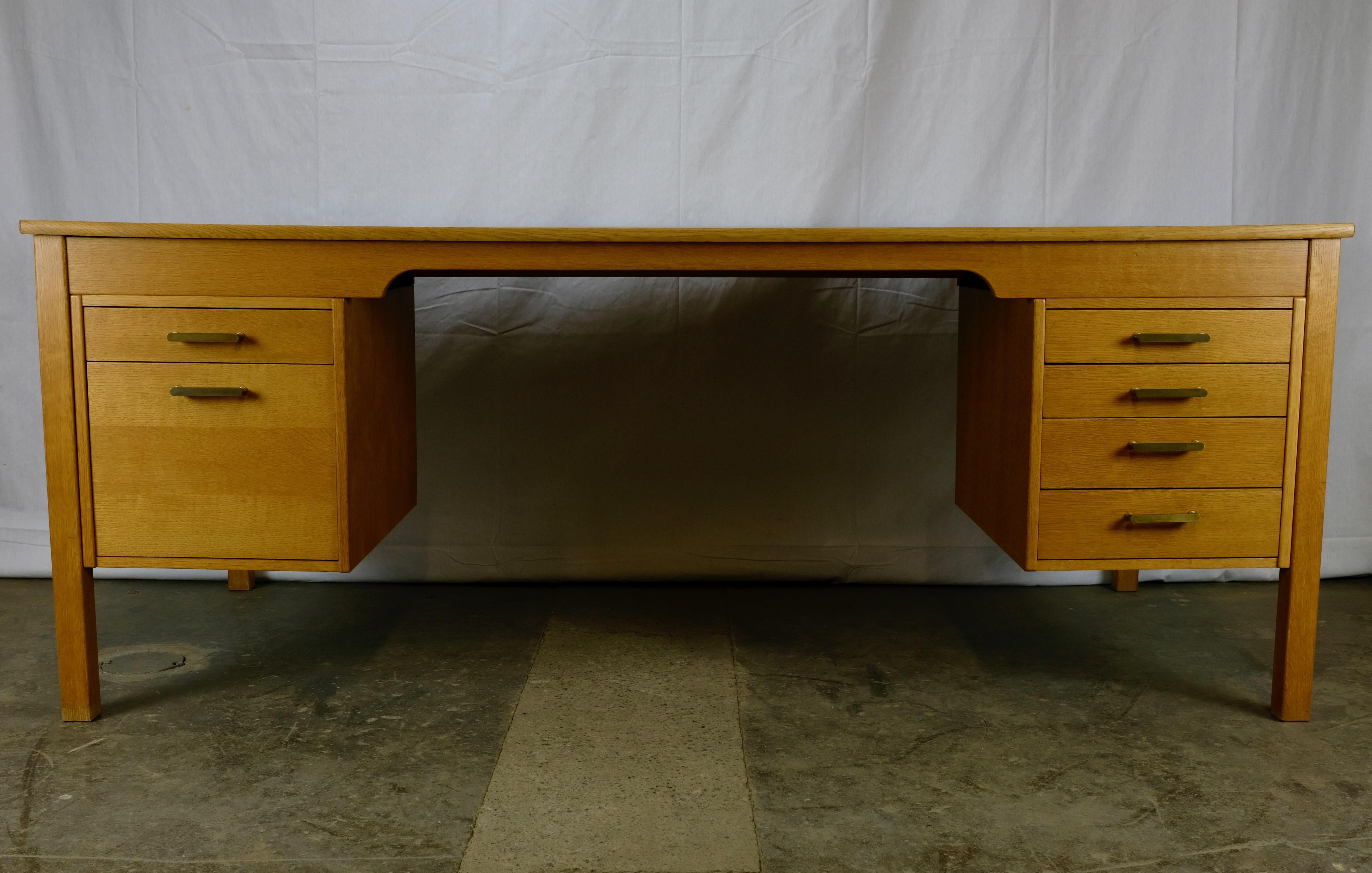 Børge Mogensen Oak Desk by Søborg Møbelfabrik In Excellent Condition For Sale In Ottawa, ON