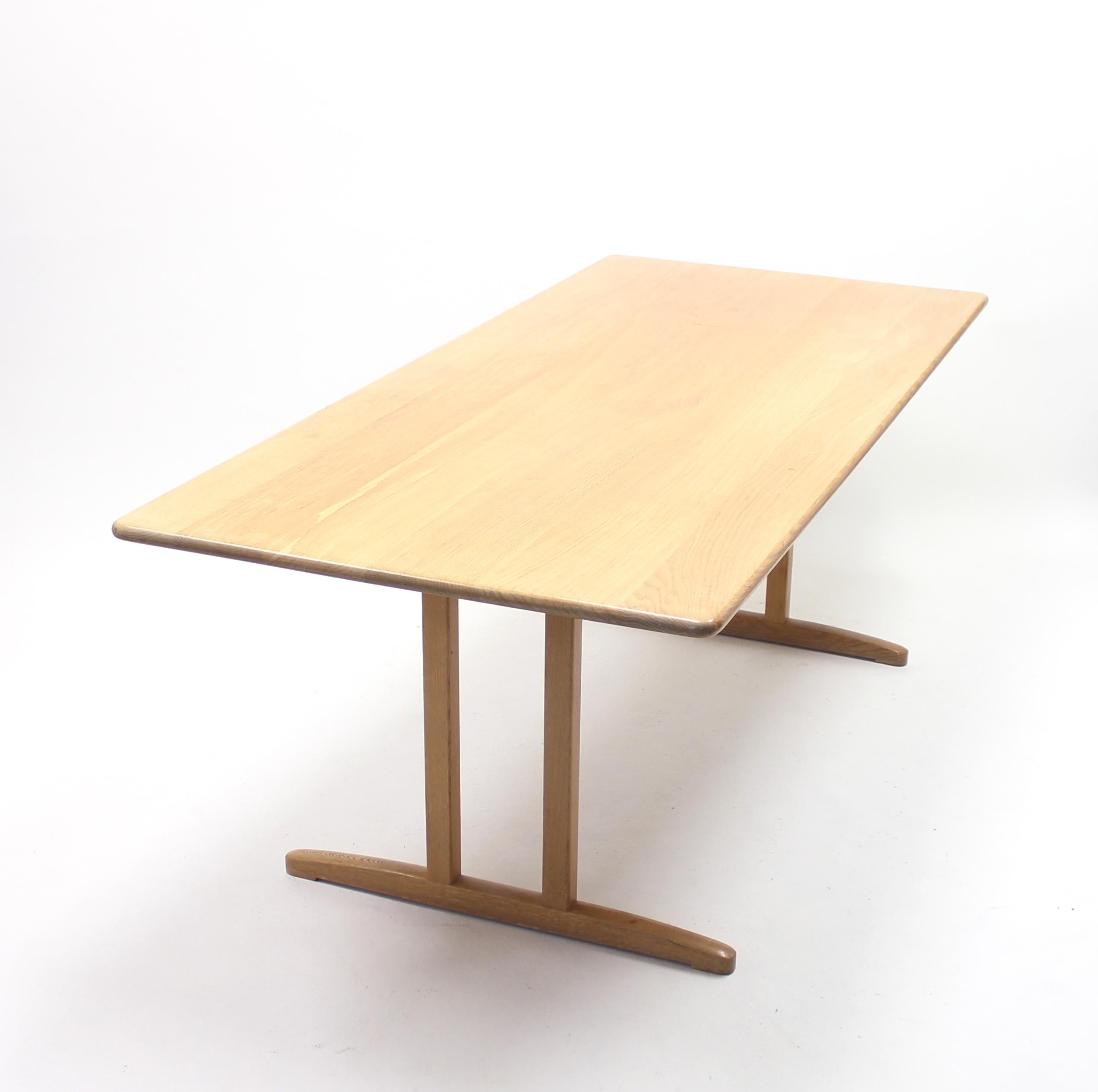Børge Mogensen shaker style oak dining table, model Øresund 195, produced by Swedish manufacturer Karl Andersson & söner. Good vintage condition with light signs of ware consistent with age and use.