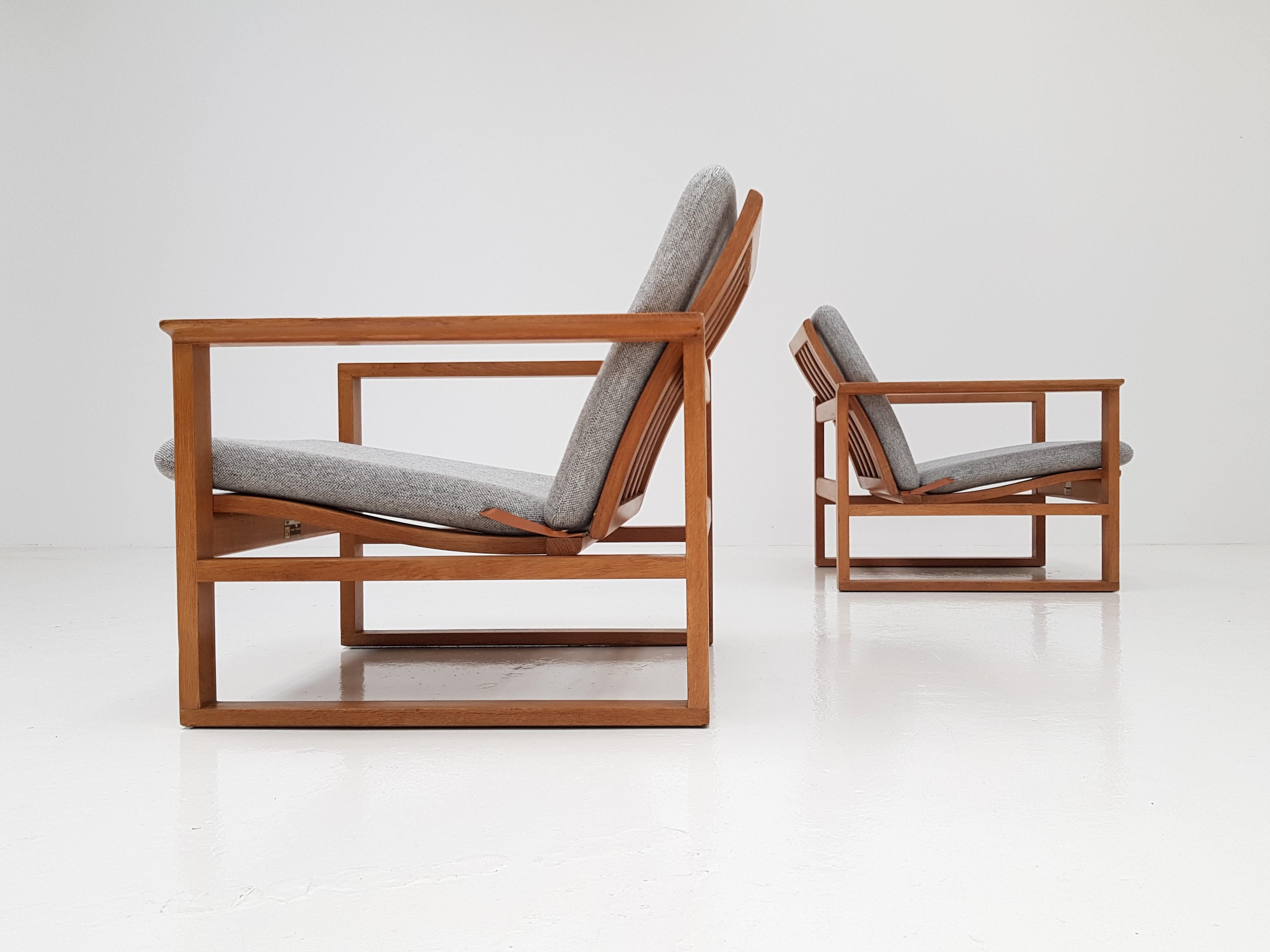 A pair of Børge Mogensen lounge chairs designed in 1956 model no 2256 for Frederica Stolefabrik. 

Cubical frame made of solid oak with finger joints, new Kradvat Hallingdal 116 fabric and the chairs have been re-webbed and refinished. The seat