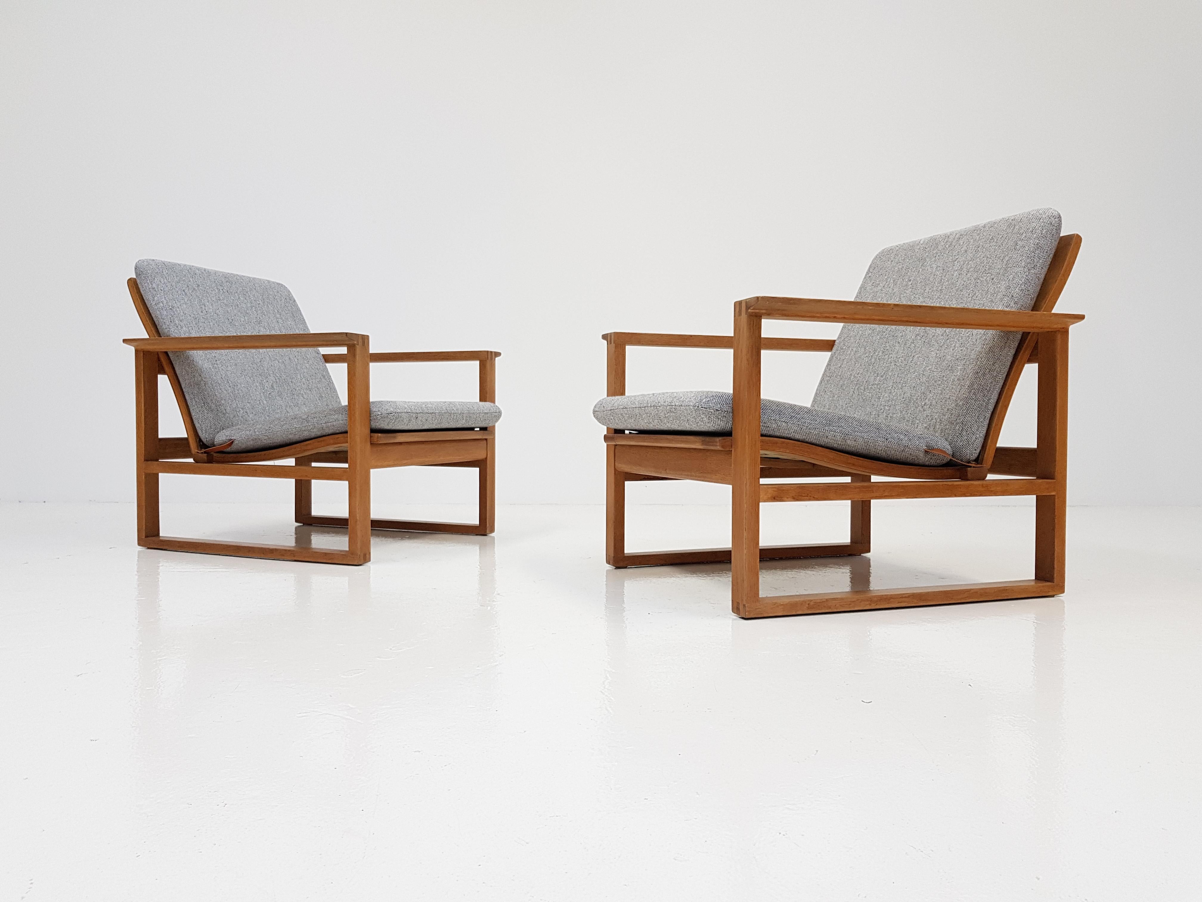 A pair of Børge Mogensen lounge chairs designed in 1956 model no 2256 for Frederica Stolefabrik. 

Cubical frame made of solid oak with finger joints, new Kradvat Hallingdal 116 fabric and the chairs have been re-webbed and refinished. The seat