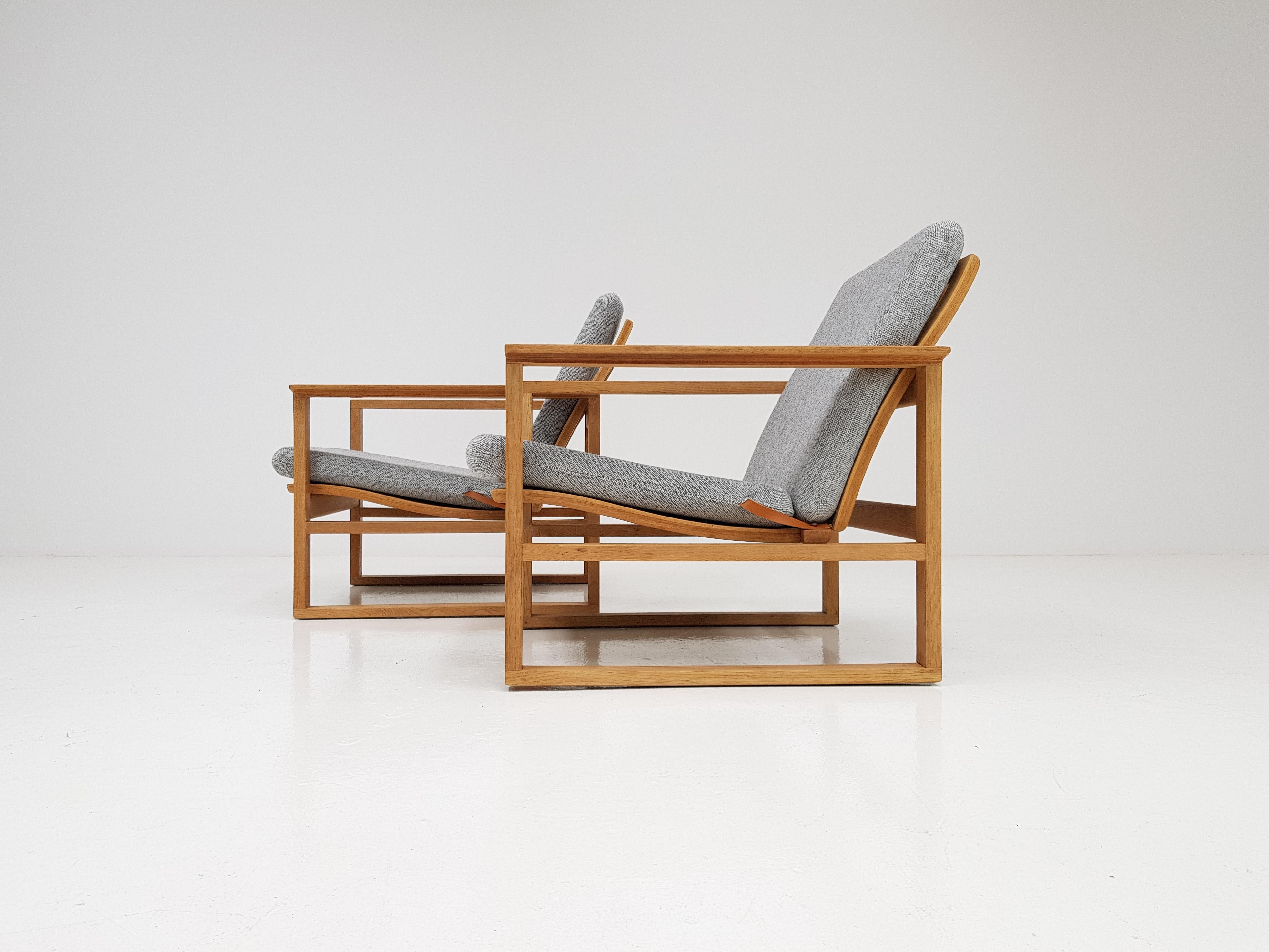 A pair of Børge Mogensen lounge chairs designed in 1956 model no 2256 for Frederica Stolefabrik. 

Cubical frame made of solid oak with finger joints, new Kradvat Hallingdal 116 fabric and the chairs have been re-webbed and have a renewed Danish