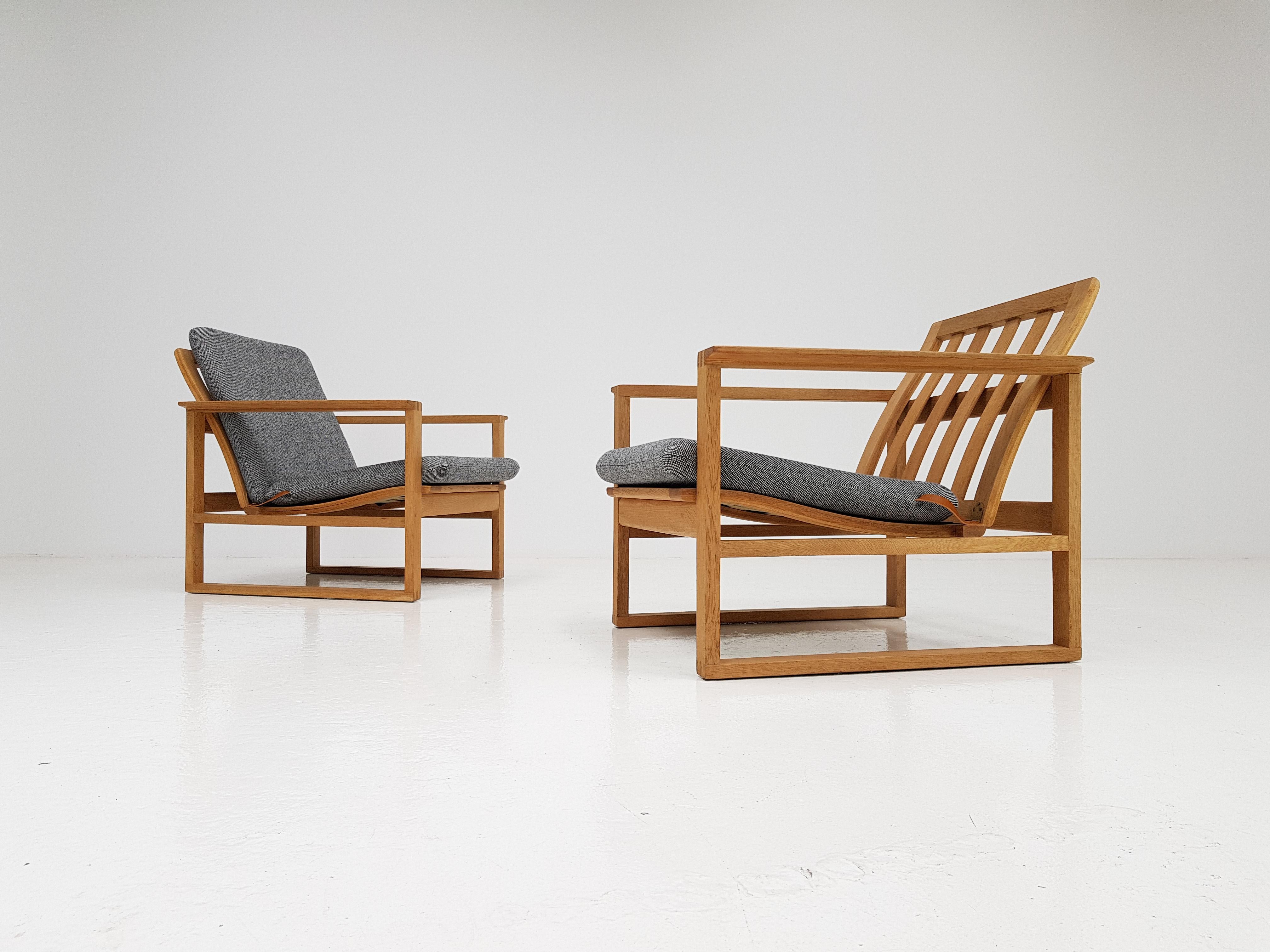 A pair of Børge Mogensen lounge chairs designed in 1956 model no 2256 for Frederica Stolefabrik. 

Cubical frame made of solid oak with finger joints, new Kradvat Hallingdal 126 fabric and the chairs have been re-webbed and have a renewed Danish