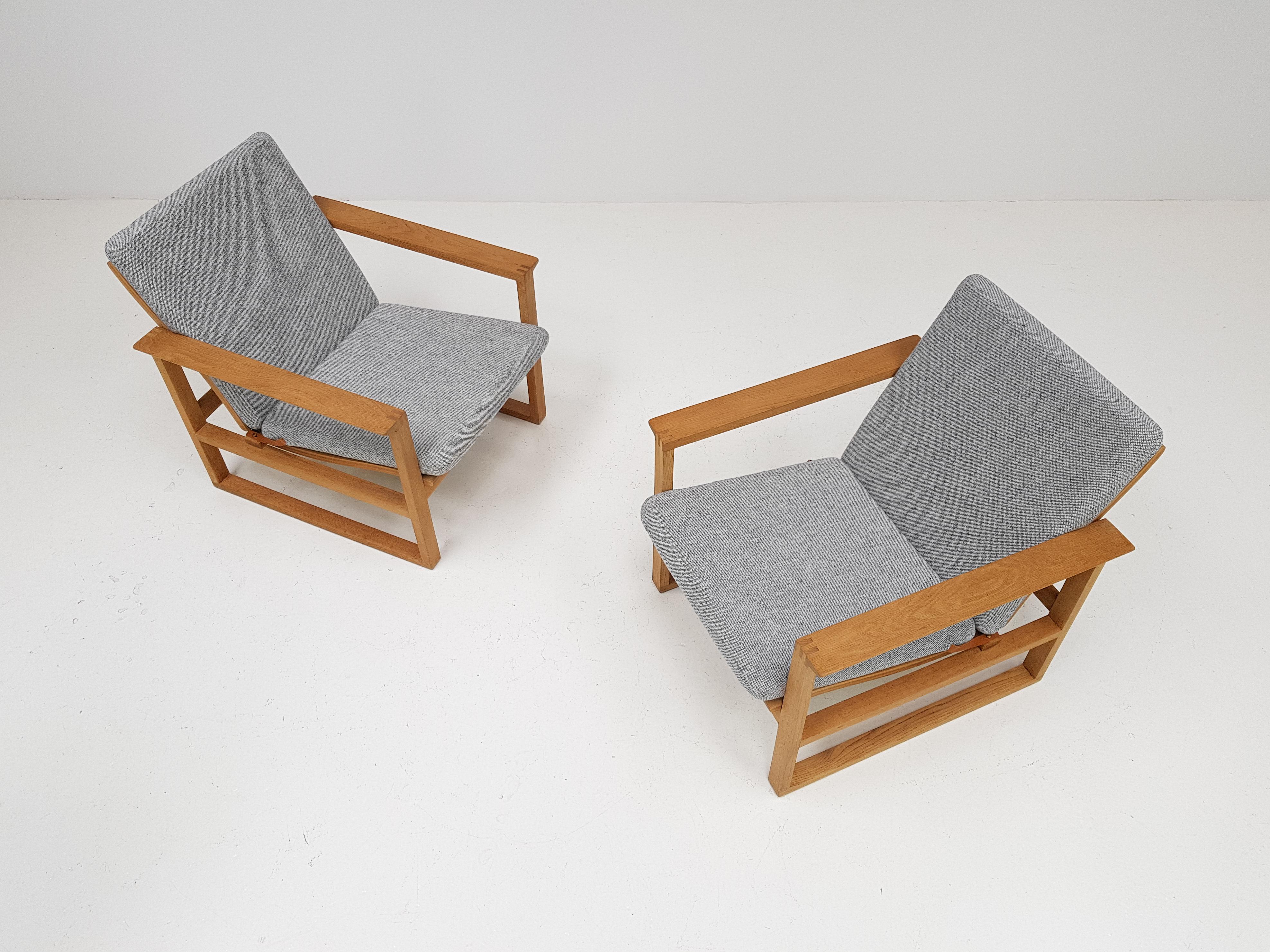 Børge Mogensen Oak Lounge Sled Chairs Designed 1956 for Frederica Stolefabrik In Good Condition In London Road, Baldock, Hertfordshire