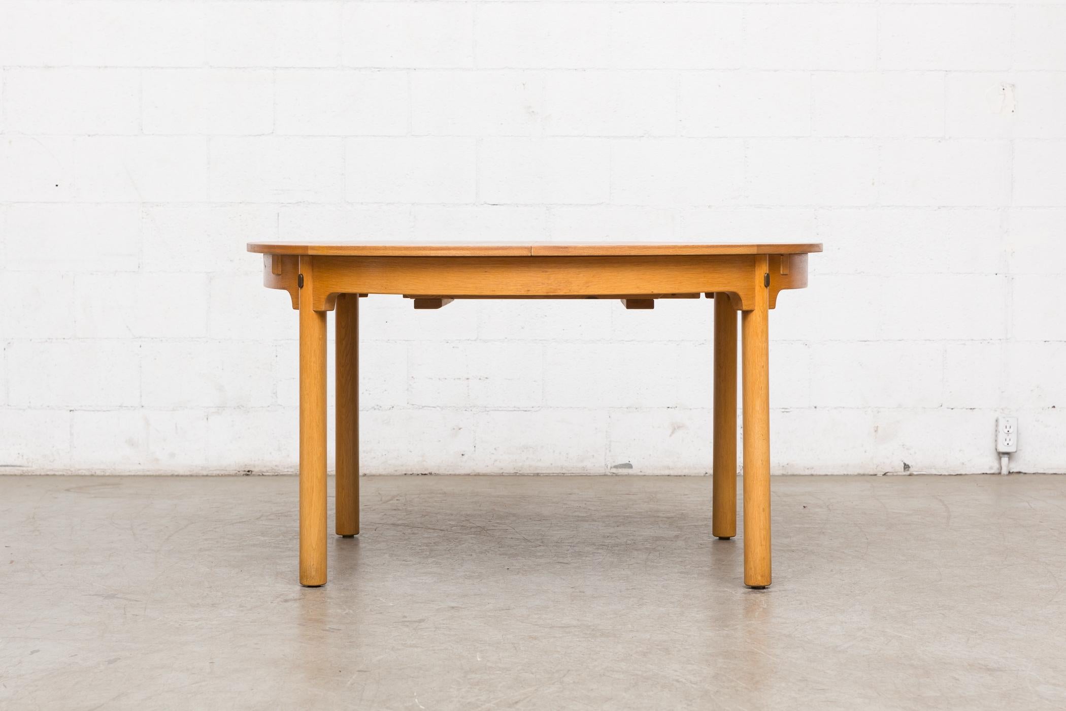 Børge Mogensen Karl Andersson & Söner Øresund round oak dining table with 2 hidden leaves. The leaves have exposed hinges and the table extends to 85