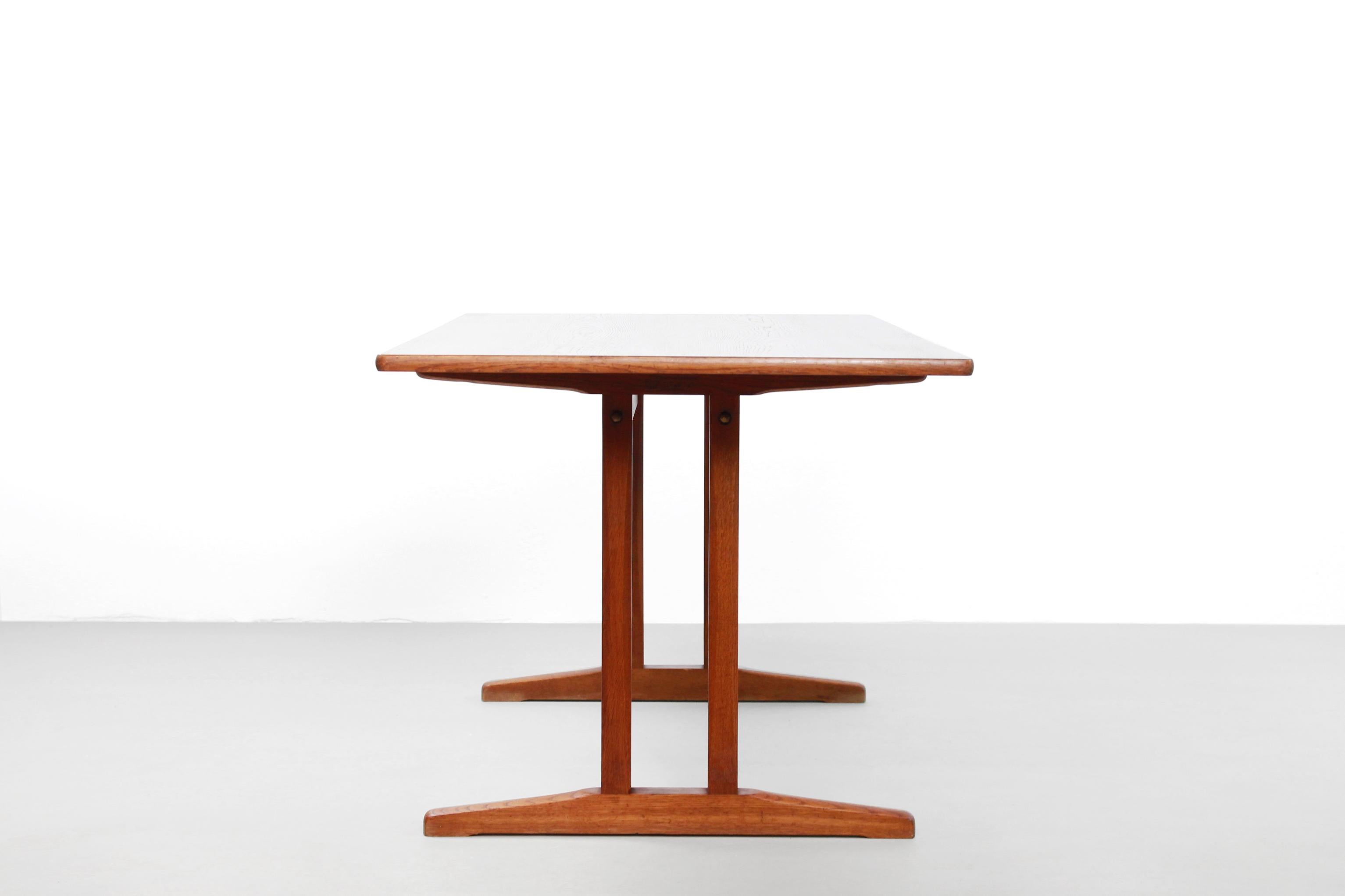 Beautiful oak dining room table designed by Børge Mogensen and produced by FDB Mobler on November 4th 1964. The table is made of oak and has become darker in color over time. Almost like teak. The table is 160 cm long, 82 cm deep and 73 cm high.