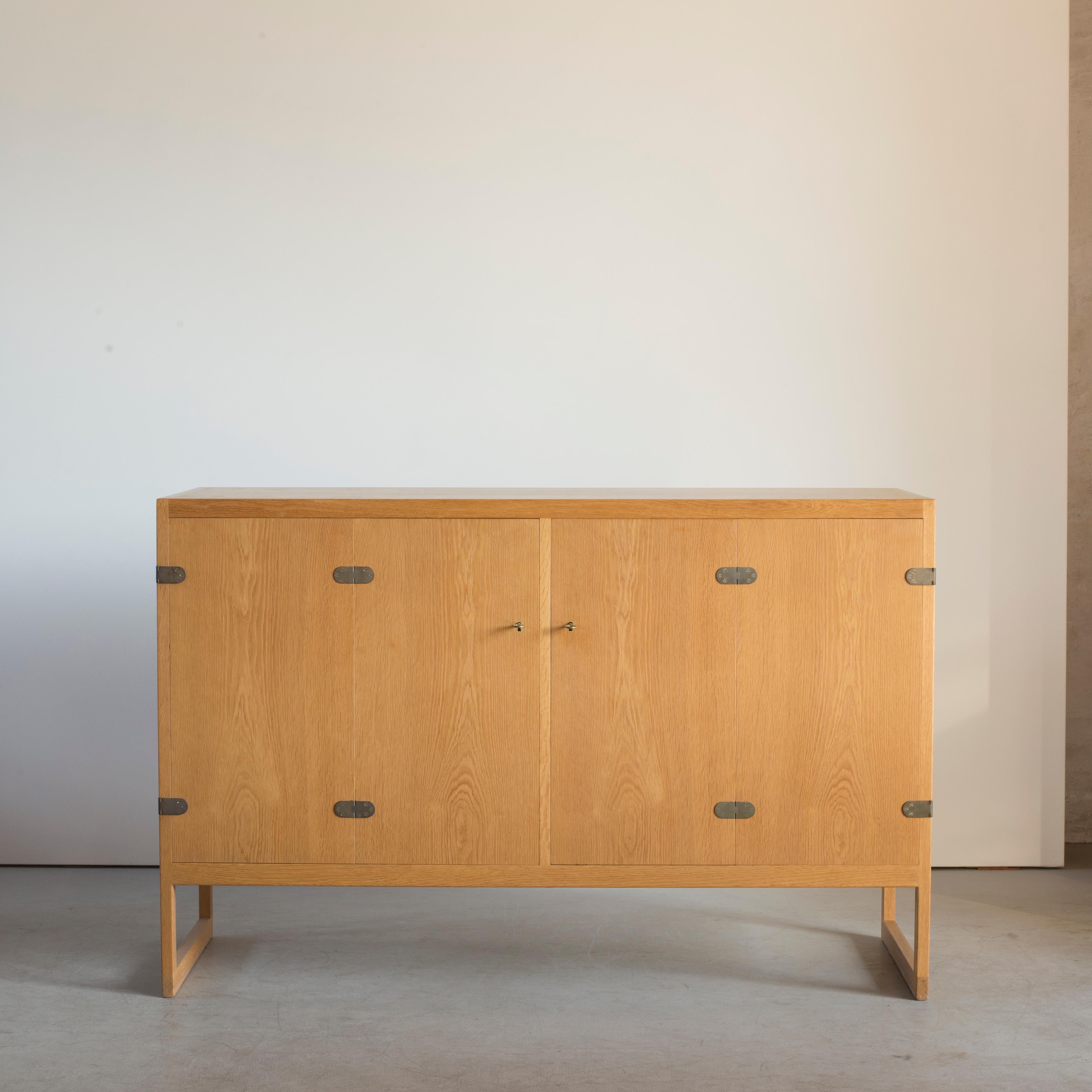 Børge Mogensen oak sideboard mounted on runner frame, front with two foldable doors. Executed by P. Lauritsen & Søn.