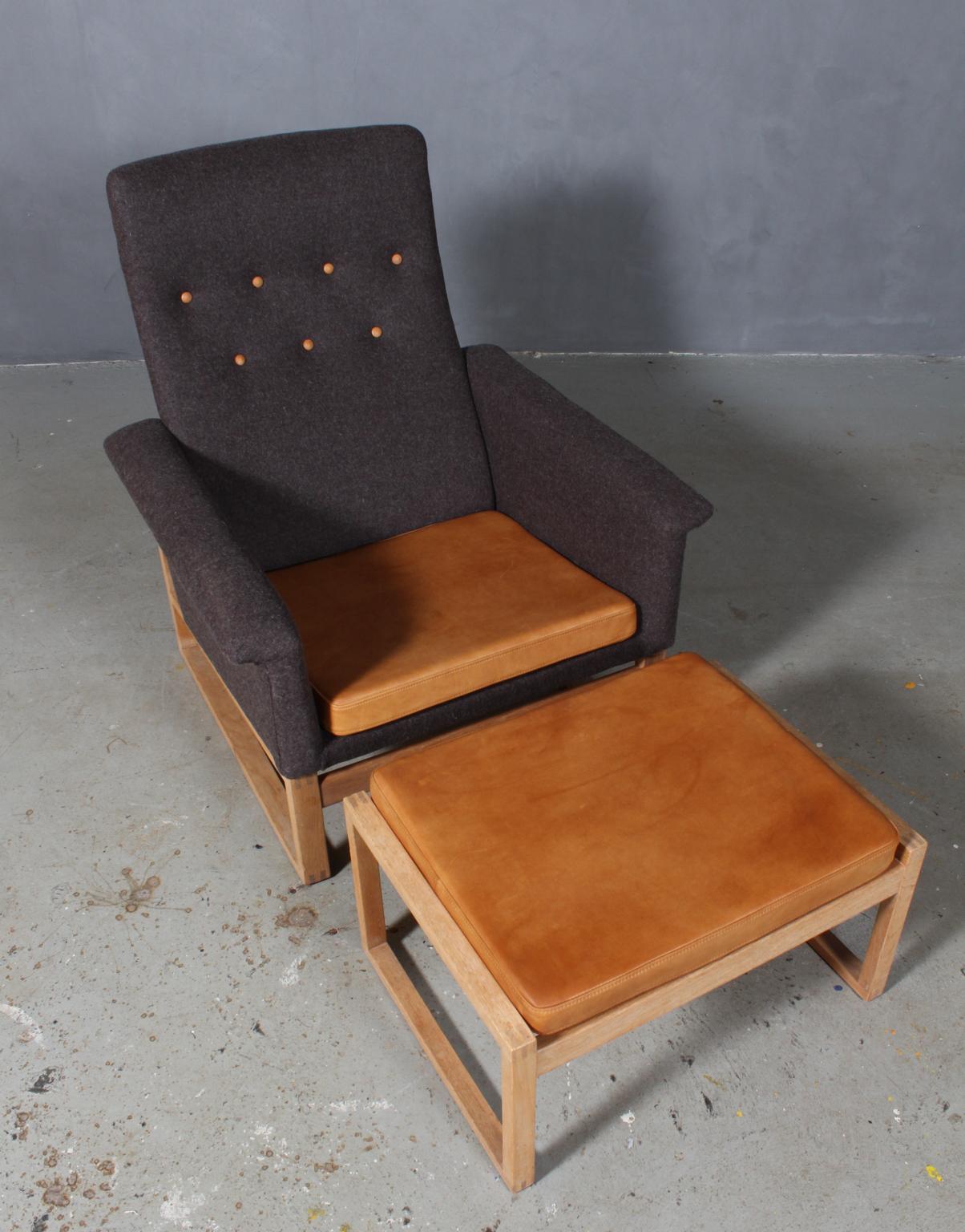 Børge Mogensen oak sled lounge chair with ottoman with frame of oak.

New upholstered with 100% New Zealand wool and vintage aniline leather.

Model 160/161, made by Fredericia Furniture.