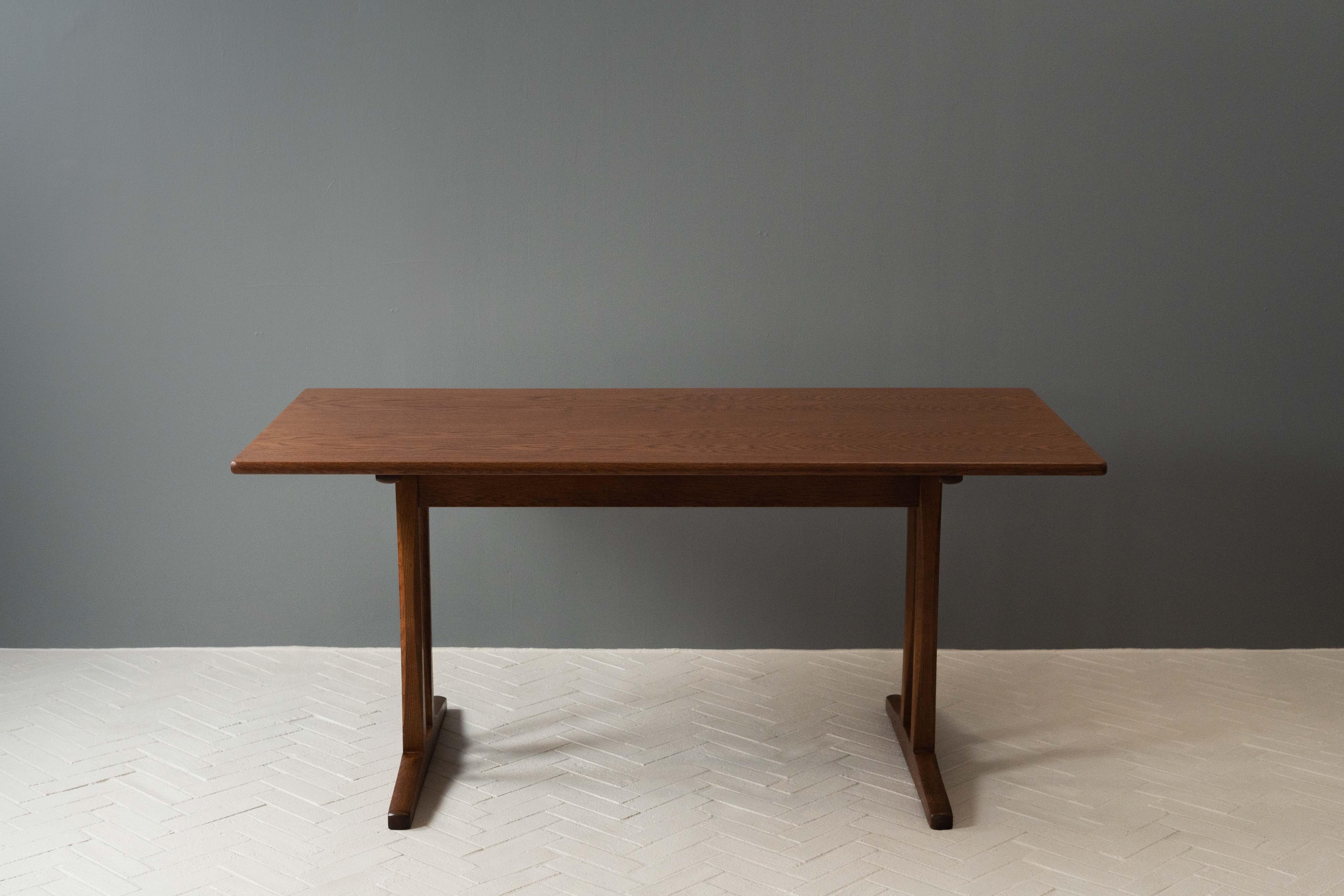 Denmark, ca. 1960s. An especially attractive Model C18 dining table by Børge Mogensen for FDB Møbler - originally designed in 1947. Features oak construction with rectangular top supported by a Shaker inspired trestle base. Dramatic graining and